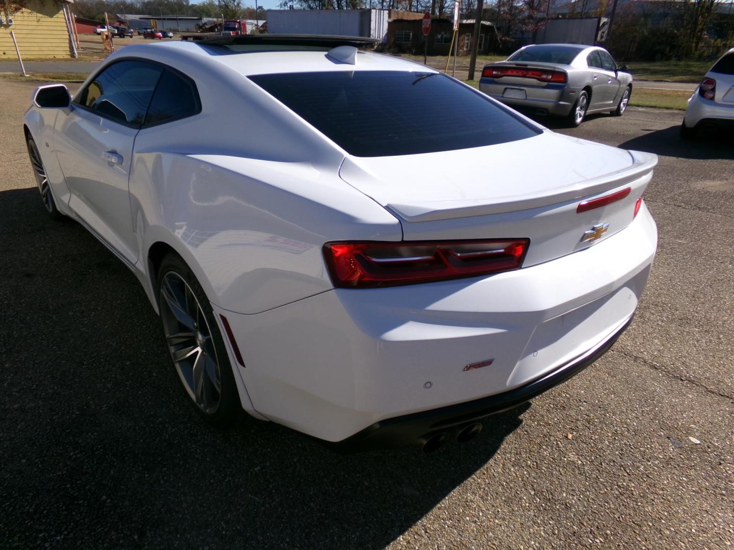 2016 White /Black Chevrolet Camaro 2LT Coupe (1G1FD1RS2G0) with an 3.6L V6 DOHC 24V engine, 6A transmission, located at 401 First NE, Bearden, AR, 71720, (870) 687-3414, 33.726528, -92.611519 - Photo#2