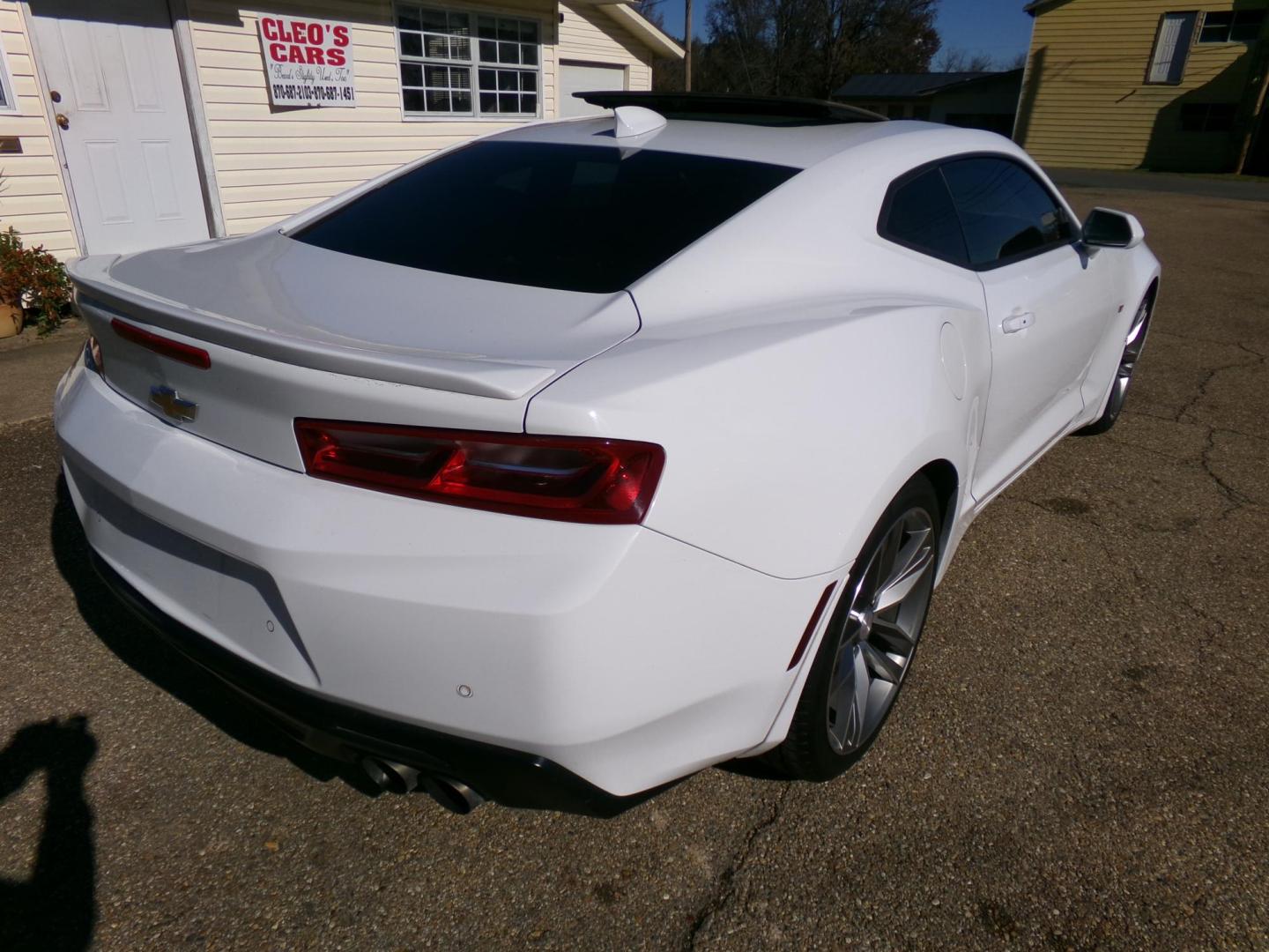 2016 White /Black Chevrolet Camaro 2LT Coupe (1G1FD1RS2G0) with an 3.6L V6 DOHC 24V engine, 6A transmission, located at 401 First NE, Bearden, AR, 71720, (870) 687-3414, 33.726528, -92.611519 - Photo#23