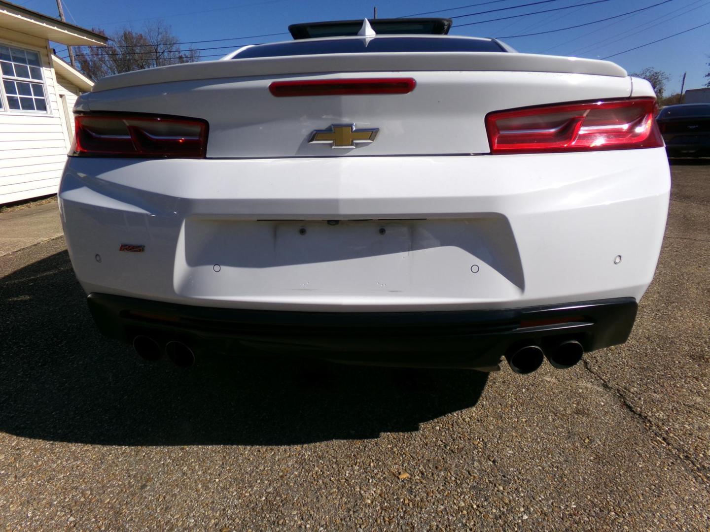 2016 White /Black Chevrolet Camaro 2LT Coupe (1G1FD1RS2G0) with an 3.6L V6 DOHC 24V engine, 6A transmission, located at 401 First NE, Bearden, AR, 71720, (870) 687-3414, 33.726528, -92.611519 - Photo#4