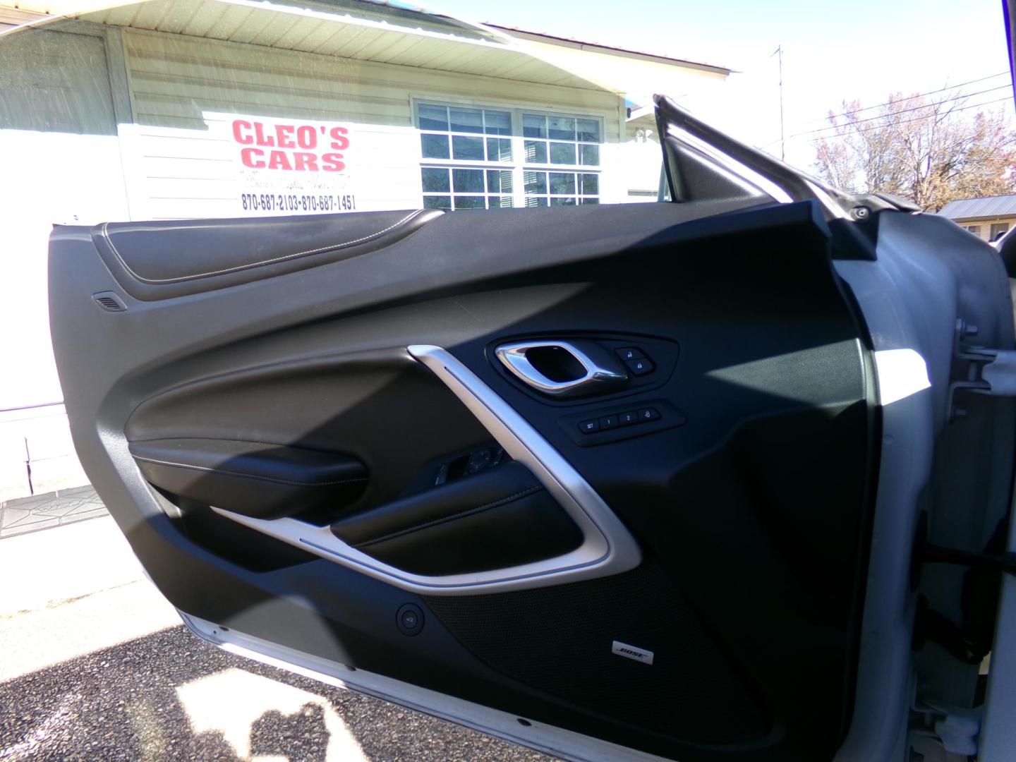 2016 White /Black Chevrolet Camaro 2LT Coupe (1G1FD1RS2G0) with an 3.6L V6 DOHC 24V engine, 6A transmission, located at 401 First NE, Bearden, AR, 71720, (870) 687-3414, 33.726528, -92.611519 - Photo#7