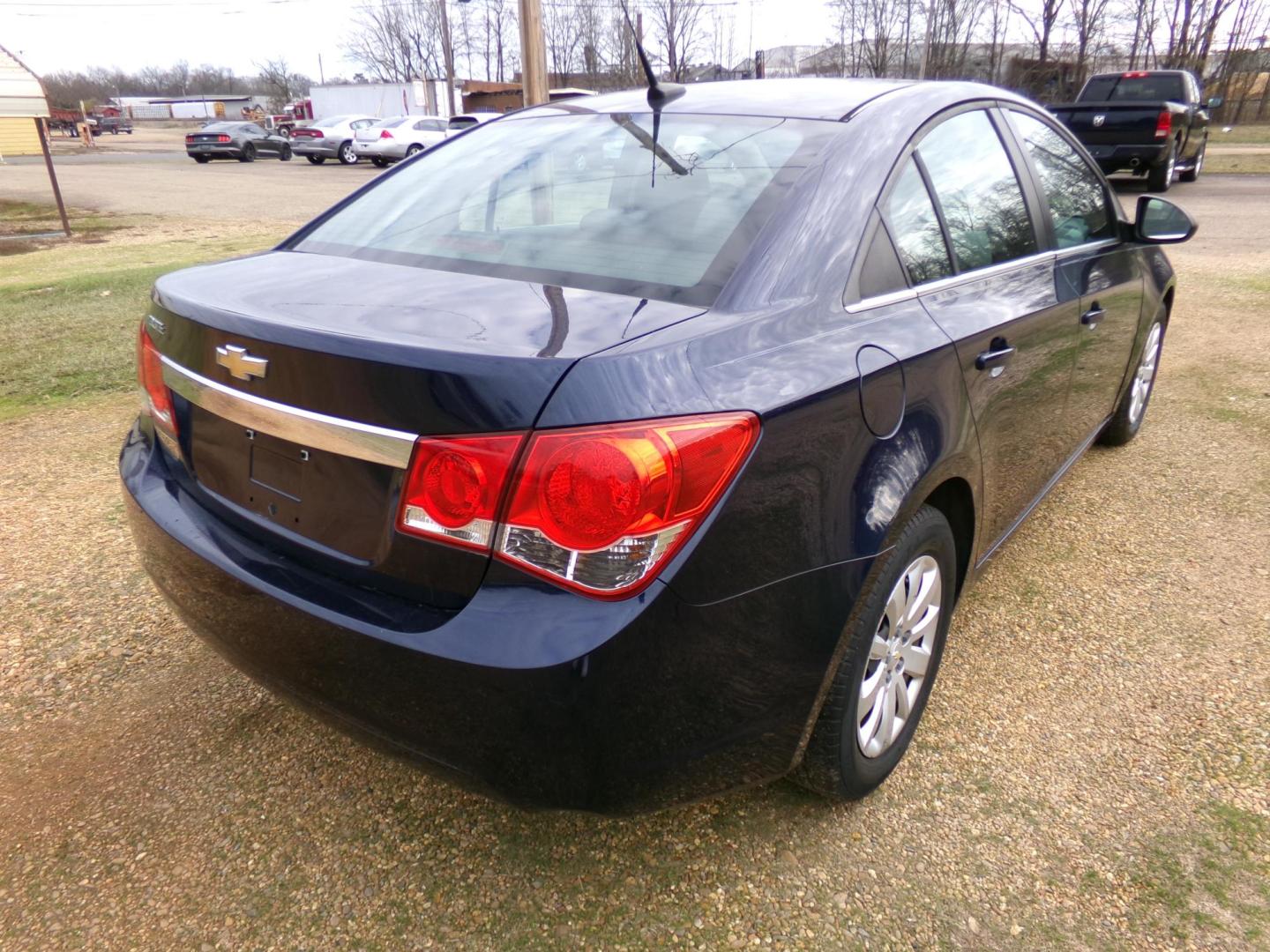 2011 Moroccan Blue Metallic /Gray Chevrolet Cruze 2LS (1G1PC5SHXB7) with an 1.8L L4 DOHC 16V FFV engine, 6-Speed Automatic transmission, located at 401 First NE, Bearden, AR, 71720, (870) 687-3414, 33.726528, -92.611519 - Photo#16