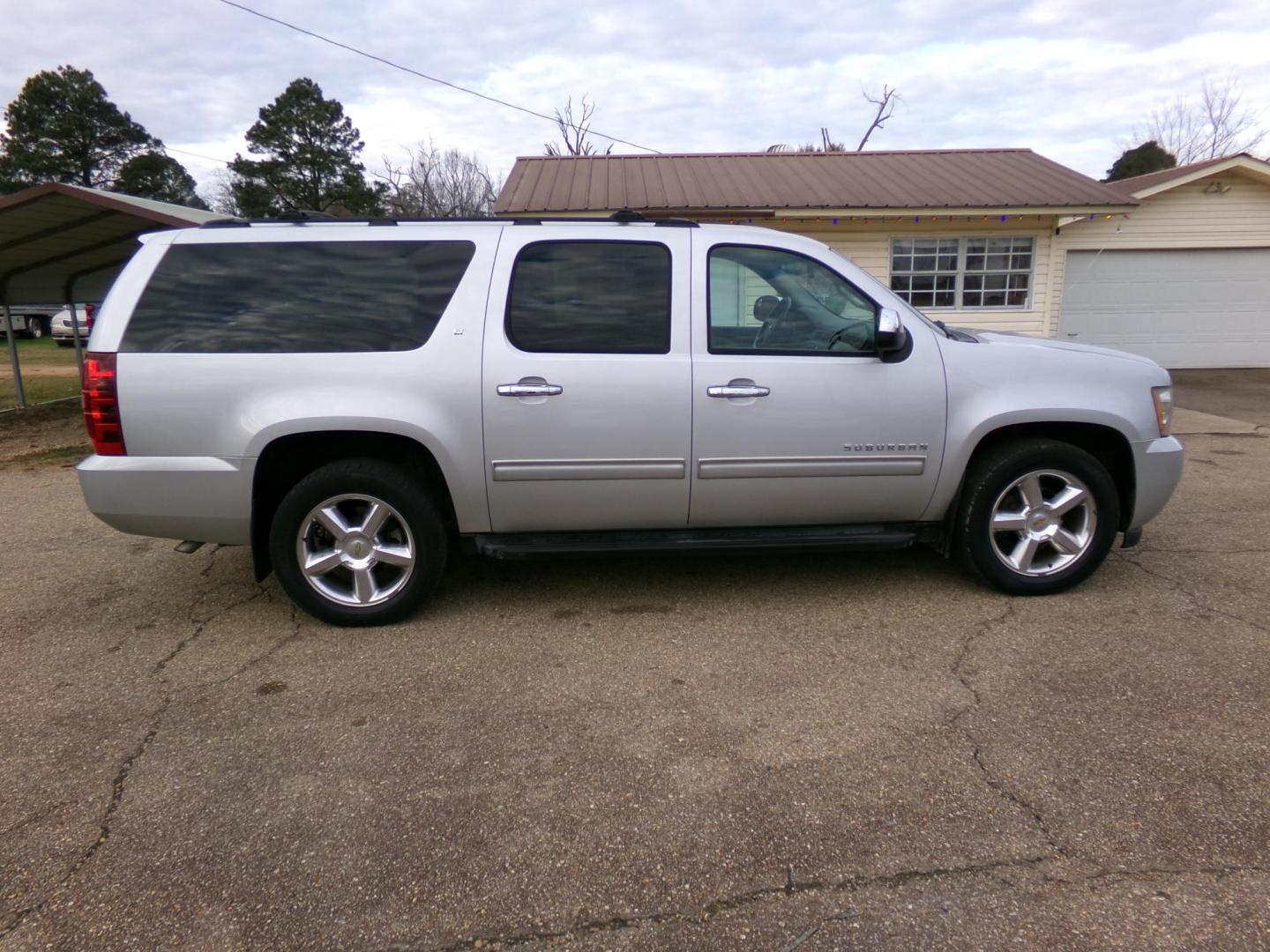 2010 Silver Metallic /Gray Chevrolet Suburban LT 1500 2WD (1GNUCJE0XAR) with an 5.3L V8 OHV 16V FFV engine, 4-Speed Automatic transmission, located at 401 First NE, Bearden, AR, 71720, (870) 687-3414, 33.726528, -92.611519 - Photo#20
