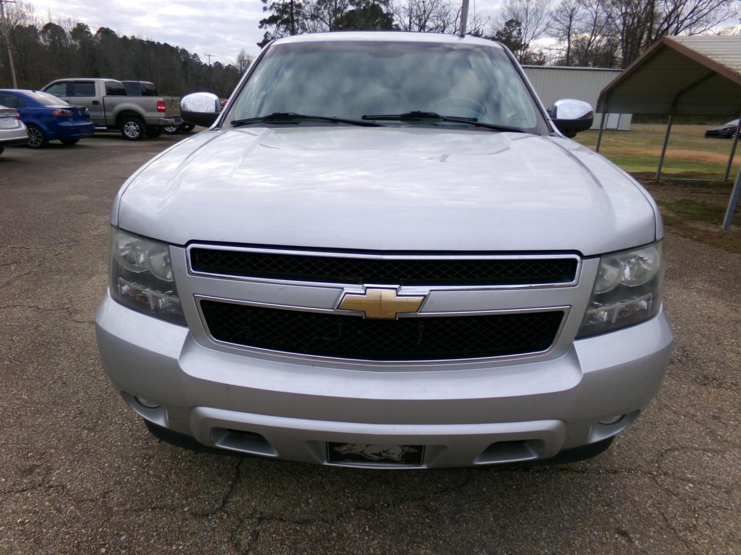 2010 Silver Metallic /Gray Chevrolet Suburban LT 1500 2WD (1GNUCJE0XAR) with an 5.3L V8 OHV 16V FFV engine, 4-Speed Automatic transmission, located at 401 First NE, Bearden, AR, 71720, (870) 687-3414, 33.726528, -92.611519 - Photo#21