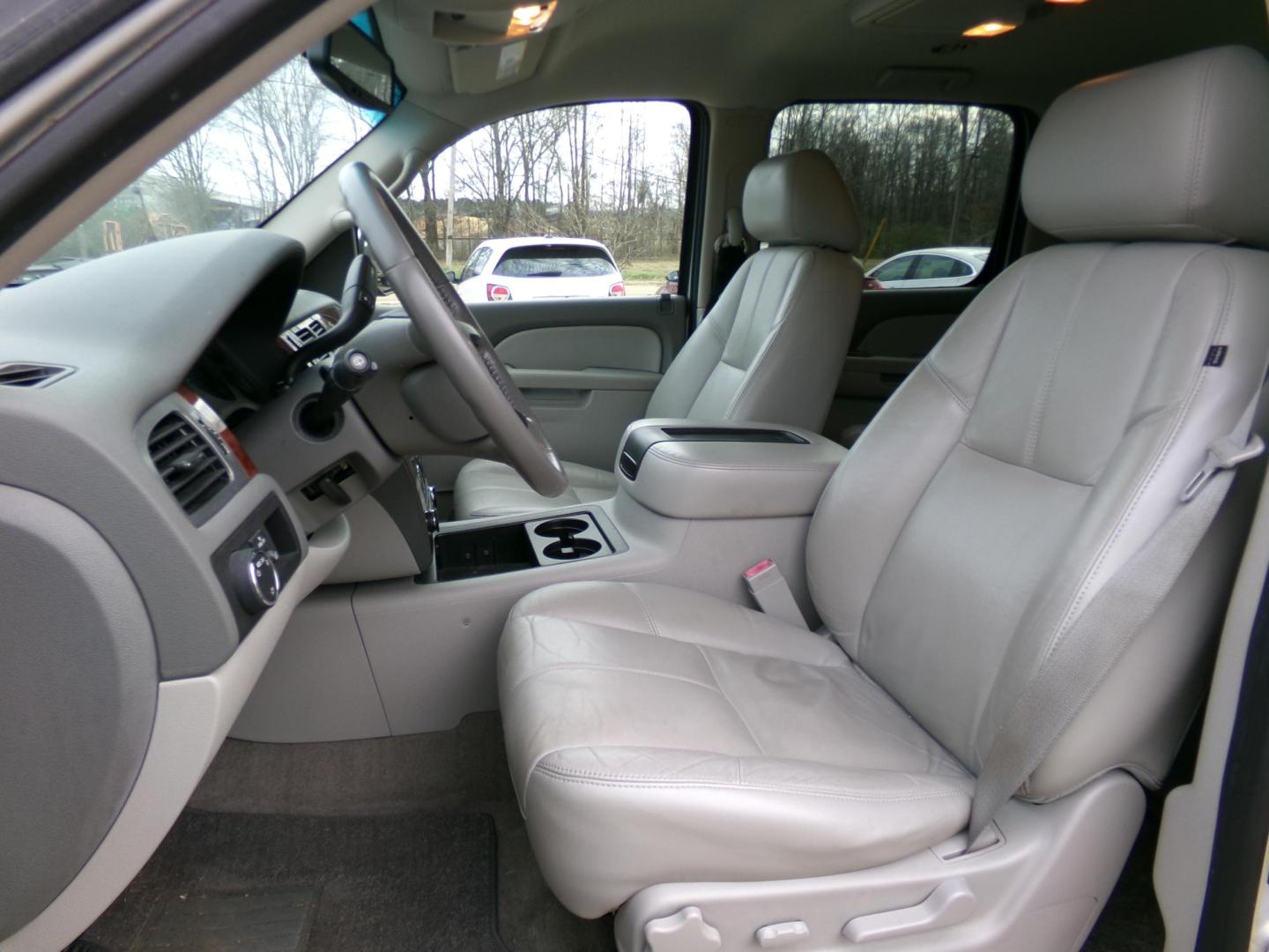 2010 Silver Metallic /Gray Chevrolet Suburban LT 1500 2WD (1GNUCJE0XAR) with an 5.3L V8 OHV 16V FFV engine, 4-Speed Automatic transmission, located at 401 First NE, Bearden, AR, 71720, (870) 687-3414, 33.726528, -92.611519 - Photo#7