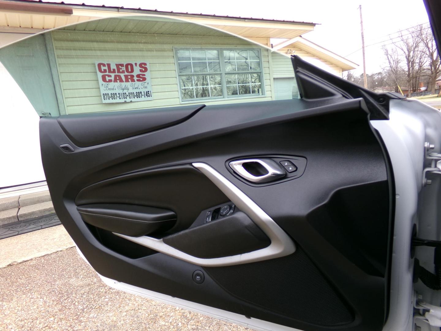 2016 White /Black Chevrolet Camaro 1LT Coupe (1G1FB1RX6G0) with an 2.0L L4 DOHC 16V TURBO engine, 6-speed automatic transmission, located at 401 First NE, Bearden, AR, 71720, (870) 687-3414, 33.726528, -92.611519 - Photo#6