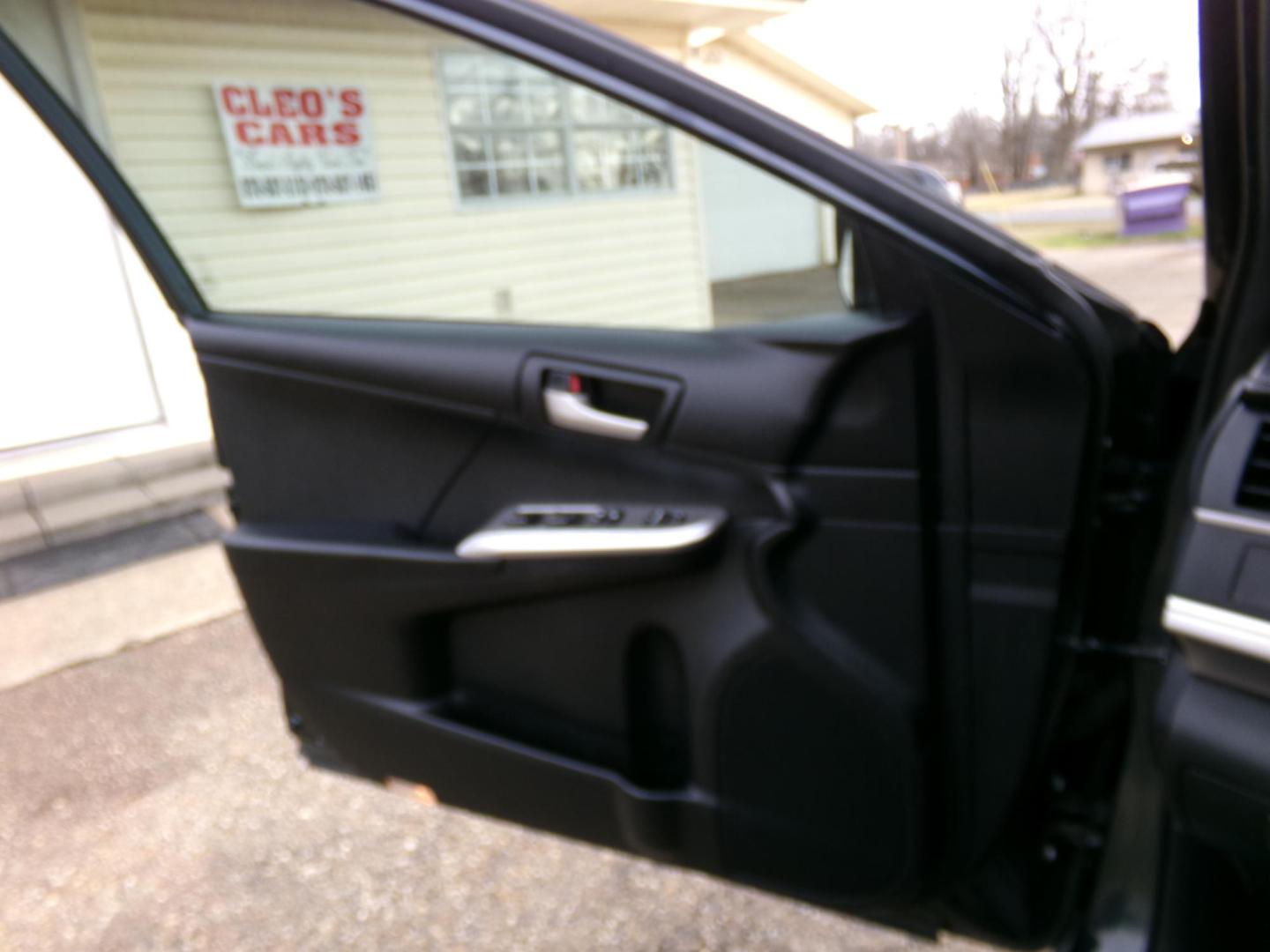 2012 Black /Black Toyota Camry SE (4T1BF1FK7CU) with an 2.5L L4 DOHC 16V engine, 6-Speed Automatic transmission, located at 401 First NE, Bearden, AR, 71720, (870) 687-3414, 33.726528, -92.611519 - Photo#6