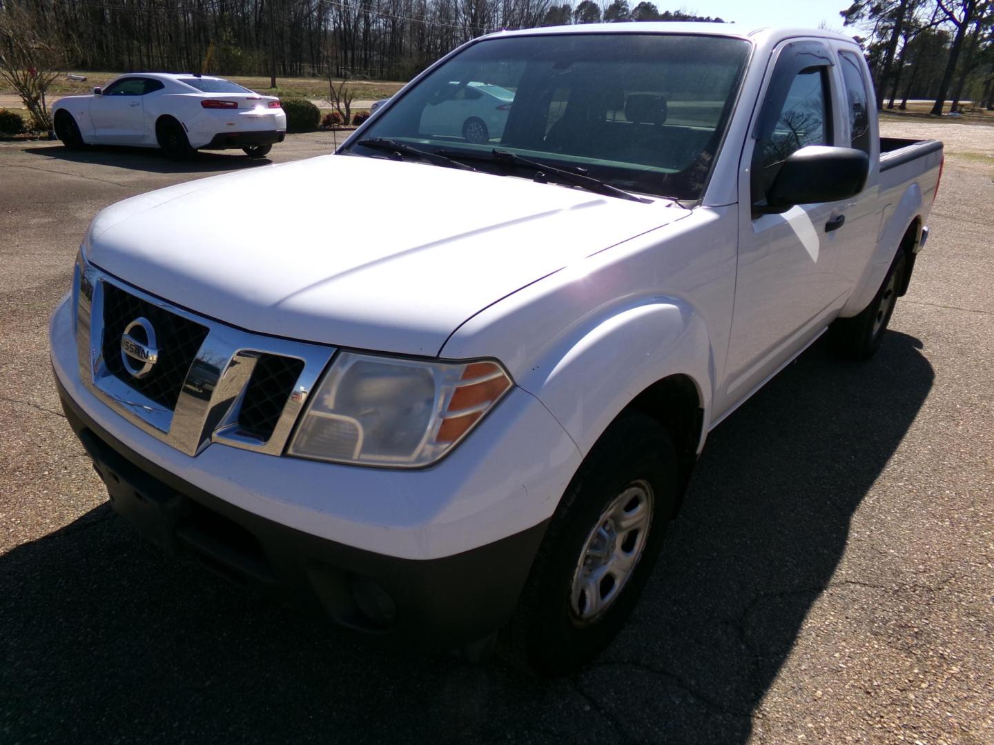 2010 White /Gray Nissan Frontier SE King Cab 2WD (1N6BD0CT6AC) with an 2.5L L4 DOHC 16V engine, automatic transmission, located at 401 First NE, Bearden, AR, 71720, (870) 687-3414, 33.726528, -92.611519 - Photo#0