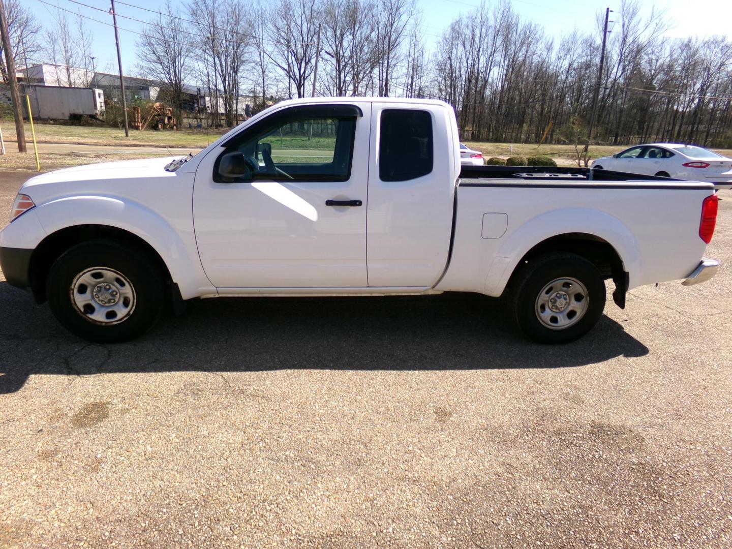 2010 White /Gray Nissan Frontier SE King Cab 2WD (1N6BD0CT6AC) with an 2.5L L4 DOHC 16V engine, automatic transmission, located at 401 First NE, Bearden, AR, 71720, (870) 687-3414, 33.726528, -92.611519 - Photo#1