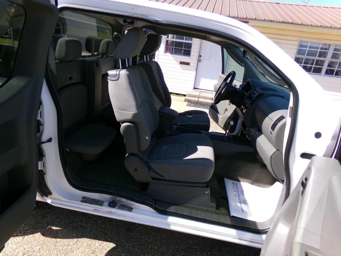 2010 White /Gray Nissan Frontier SE King Cab 2WD (1N6BD0CT6AC) with an 2.5L L4 DOHC 16V engine, automatic transmission, located at 401 First NE, Bearden, AR, 71720, (870) 687-3414, 33.726528, -92.611519 - Photo#10