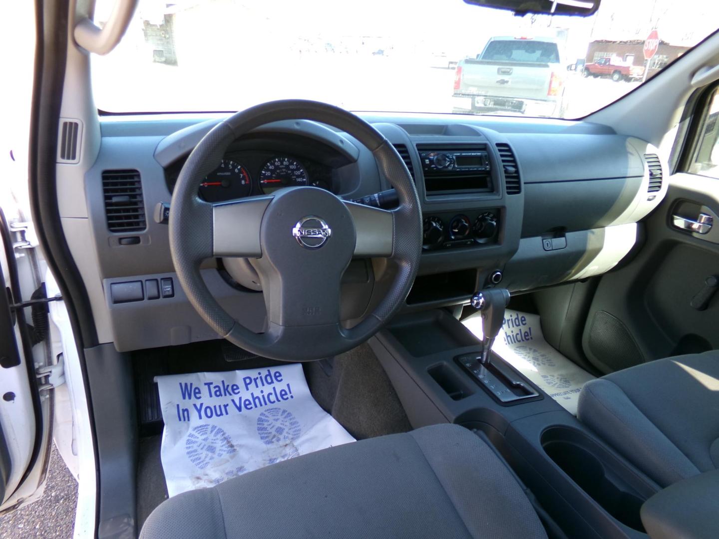 2010 White /Gray Nissan Frontier SE King Cab 2WD (1N6BD0CT6AC) with an 2.5L L4 DOHC 16V engine, automatic transmission, located at 401 First NE, Bearden, AR, 71720, (870) 687-3414, 33.726528, -92.611519 - Photo#11