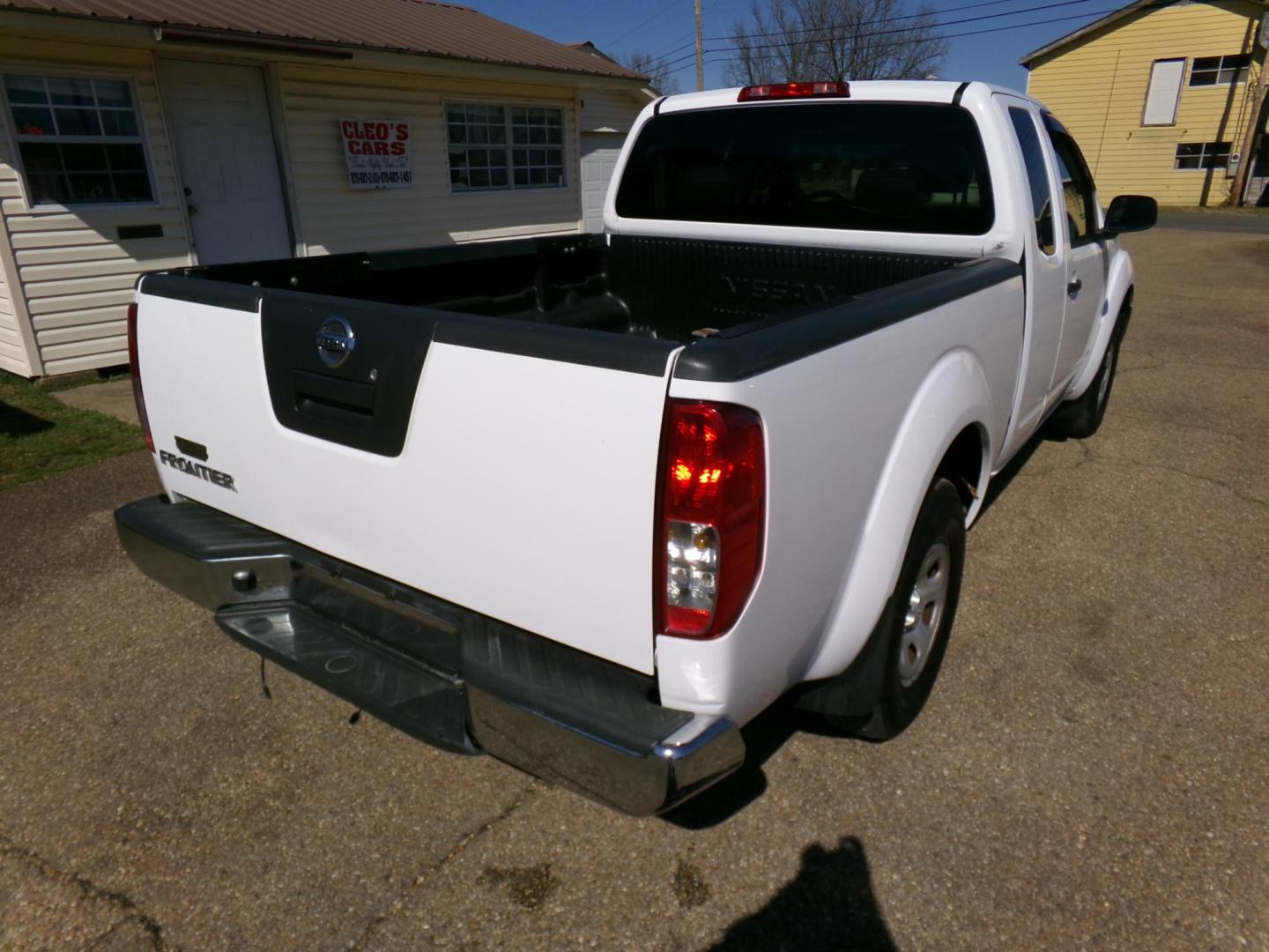 2010 White /Gray Nissan Frontier SE King Cab 2WD (1N6BD0CT6AC) with an 2.5L L4 DOHC 16V engine, automatic transmission, located at 401 First NE, Bearden, AR, 71720, (870) 687-3414, 33.726528, -92.611519 - Photo#12