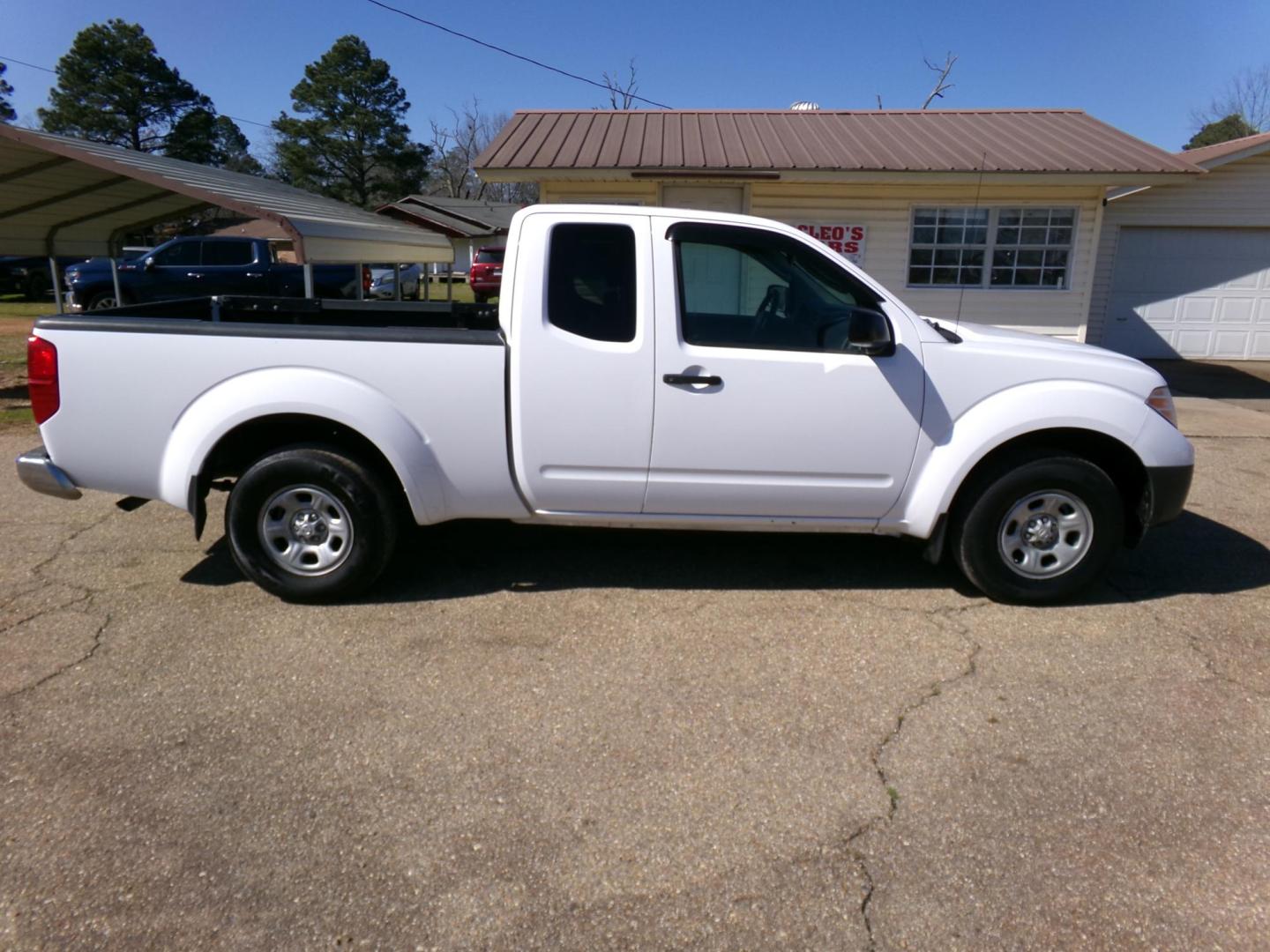 2010 White /Gray Nissan Frontier SE King Cab 2WD (1N6BD0CT6AC) with an 2.5L L4 DOHC 16V engine, automatic transmission, located at 401 First NE, Bearden, AR, 71720, (870) 687-3414, 33.726528, -92.611519 - Photo#13