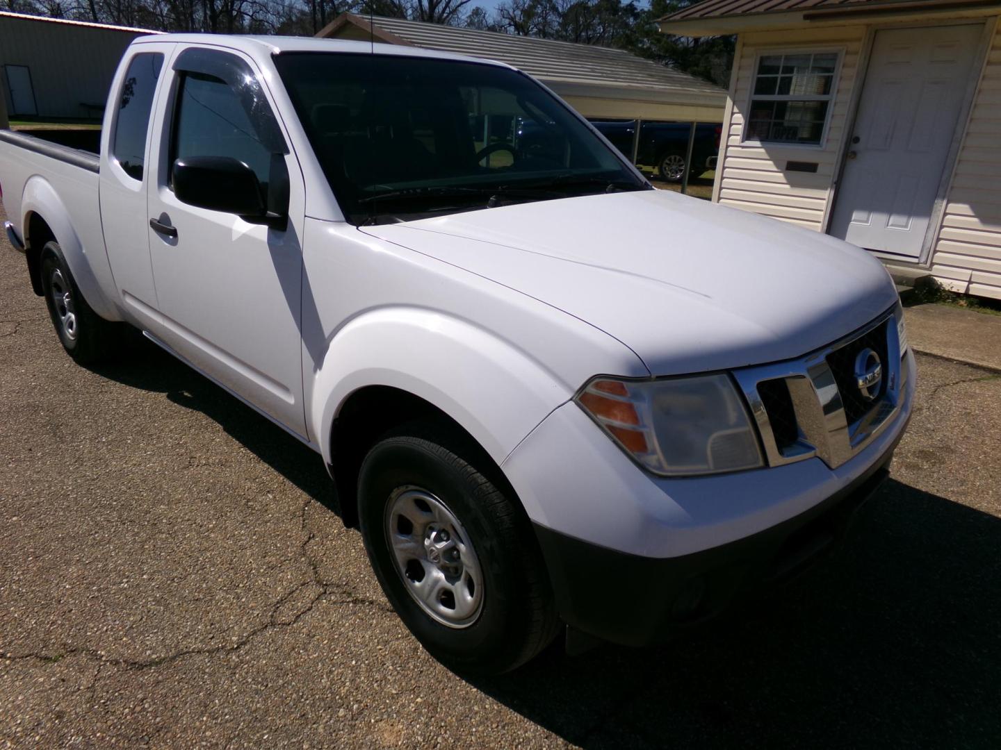2010 White /Gray Nissan Frontier SE King Cab 2WD (1N6BD0CT6AC) with an 2.5L L4 DOHC 16V engine, automatic transmission, located at 401 First NE, Bearden, AR, 71720, (870) 687-3414, 33.726528, -92.611519 - Photo#15
