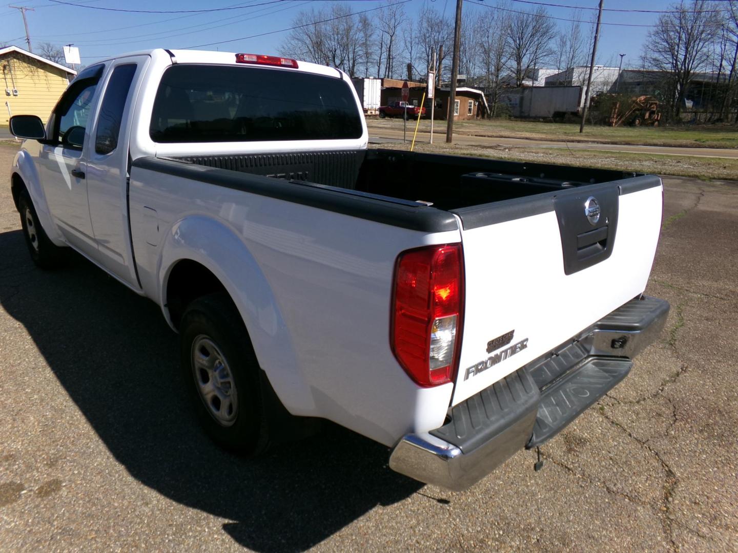 2010 White /Gray Nissan Frontier SE King Cab 2WD (1N6BD0CT6AC) with an 2.5L L4 DOHC 16V engine, automatic transmission, located at 401 First NE, Bearden, AR, 71720, (870) 687-3414, 33.726528, -92.611519 - Photo#2