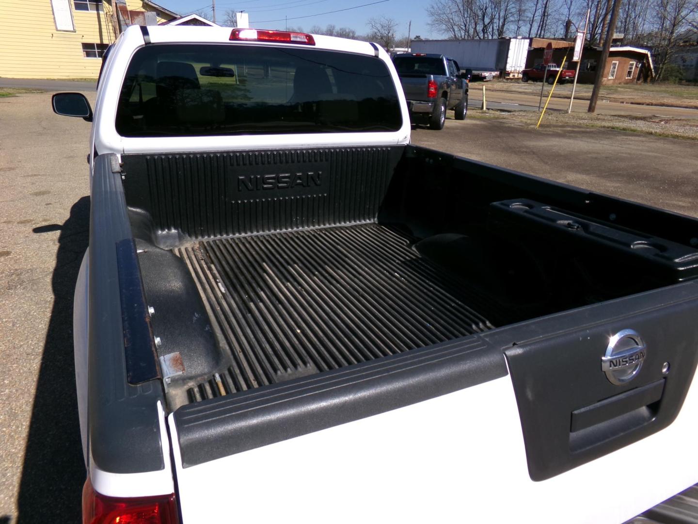 2010 White /Gray Nissan Frontier SE King Cab 2WD (1N6BD0CT6AC) with an 2.5L L4 DOHC 16V engine, automatic transmission, located at 401 First NE, Bearden, AR, 71720, (870) 687-3414, 33.726528, -92.611519 - Photo#3