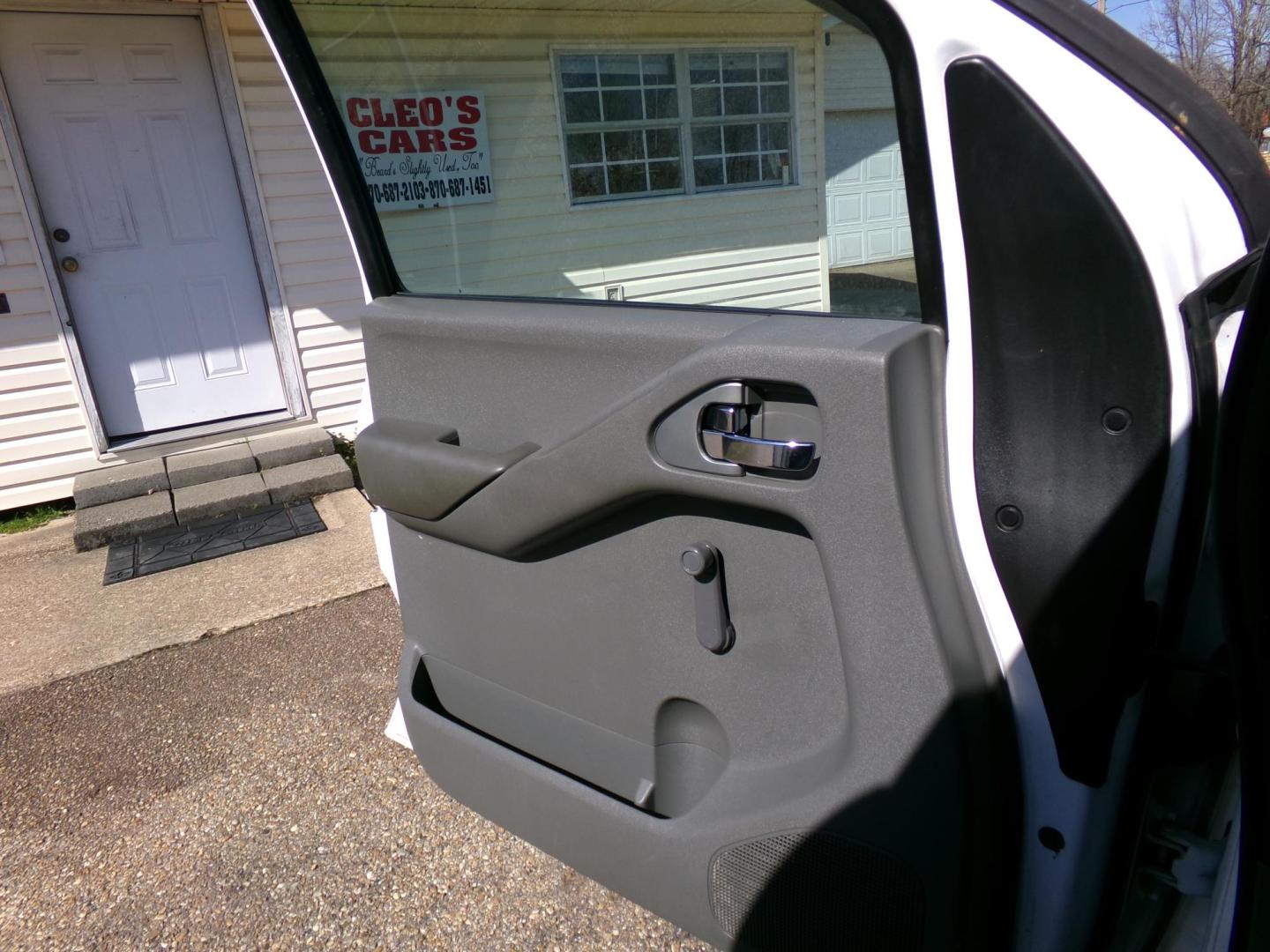 2010 White /Gray Nissan Frontier SE King Cab 2WD (1N6BD0CT6AC) with an 2.5L L4 DOHC 16V engine, automatic transmission, located at 401 First NE, Bearden, AR, 71720, (870) 687-3414, 33.726528, -92.611519 - Photo#5