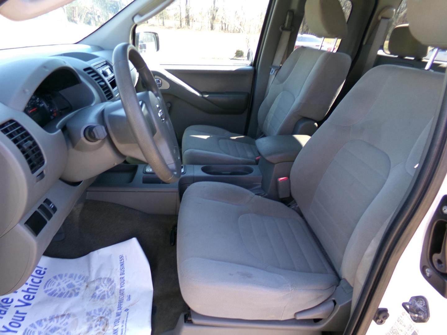 2010 White /Gray Nissan Frontier SE King Cab 2WD (1N6BD0CT6AC) with an 2.5L L4 DOHC 16V engine, automatic transmission, located at 401 First NE, Bearden, AR, 71720, (870) 687-3414, 33.726528, -92.611519 - Photo#6
