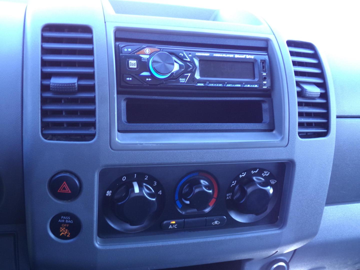 2010 White /Gray Nissan Frontier SE King Cab 2WD (1N6BD0CT6AC) with an 2.5L L4 DOHC 16V engine, automatic transmission, located at 401 First NE, Bearden, AR, 71720, (870) 687-3414, 33.726528, -92.611519 - Photo#8