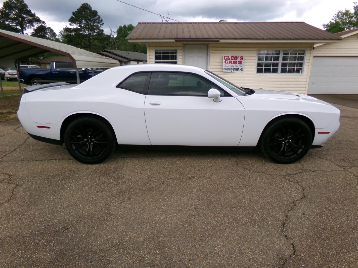 2018 White /Black Dodge Challenger SXT (2C3CDZAG3JH) with an 3.6L V6 DOHC 24V engine, 8-speed automatic transmission, located at 401 First NE, Bearden, AR, 71720, (870) 687-3414, 33.726528, -92.611519 - Photo#17