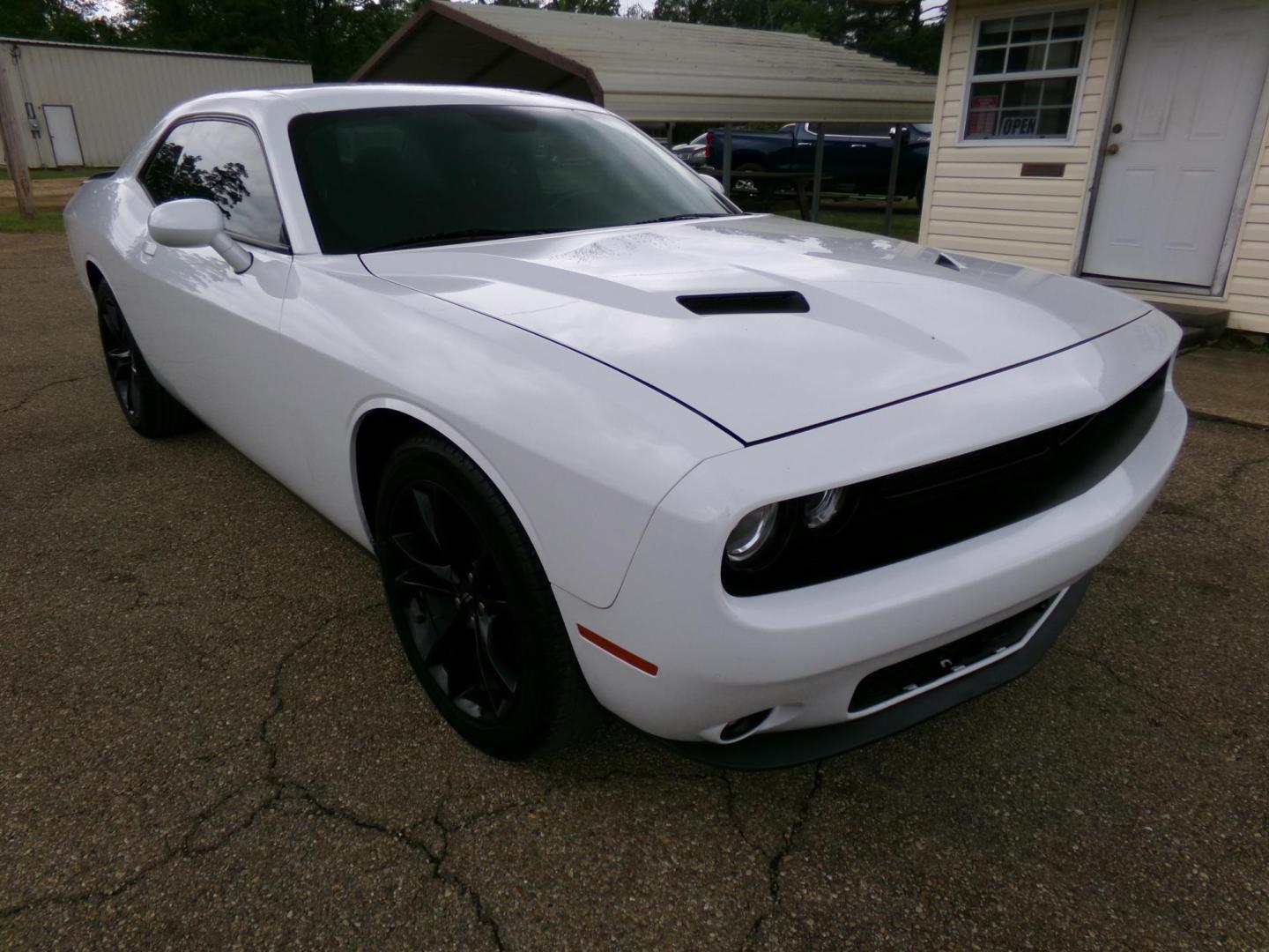 2018 White /Black Dodge Challenger SXT (2C3CDZAG3JH) with an 3.6L V6 DOHC 24V engine, 8-speed automatic transmission, located at 401 First NE, Bearden, AR, 71720, (870) 687-3414, 33.726528, -92.611519 - Photo#19
