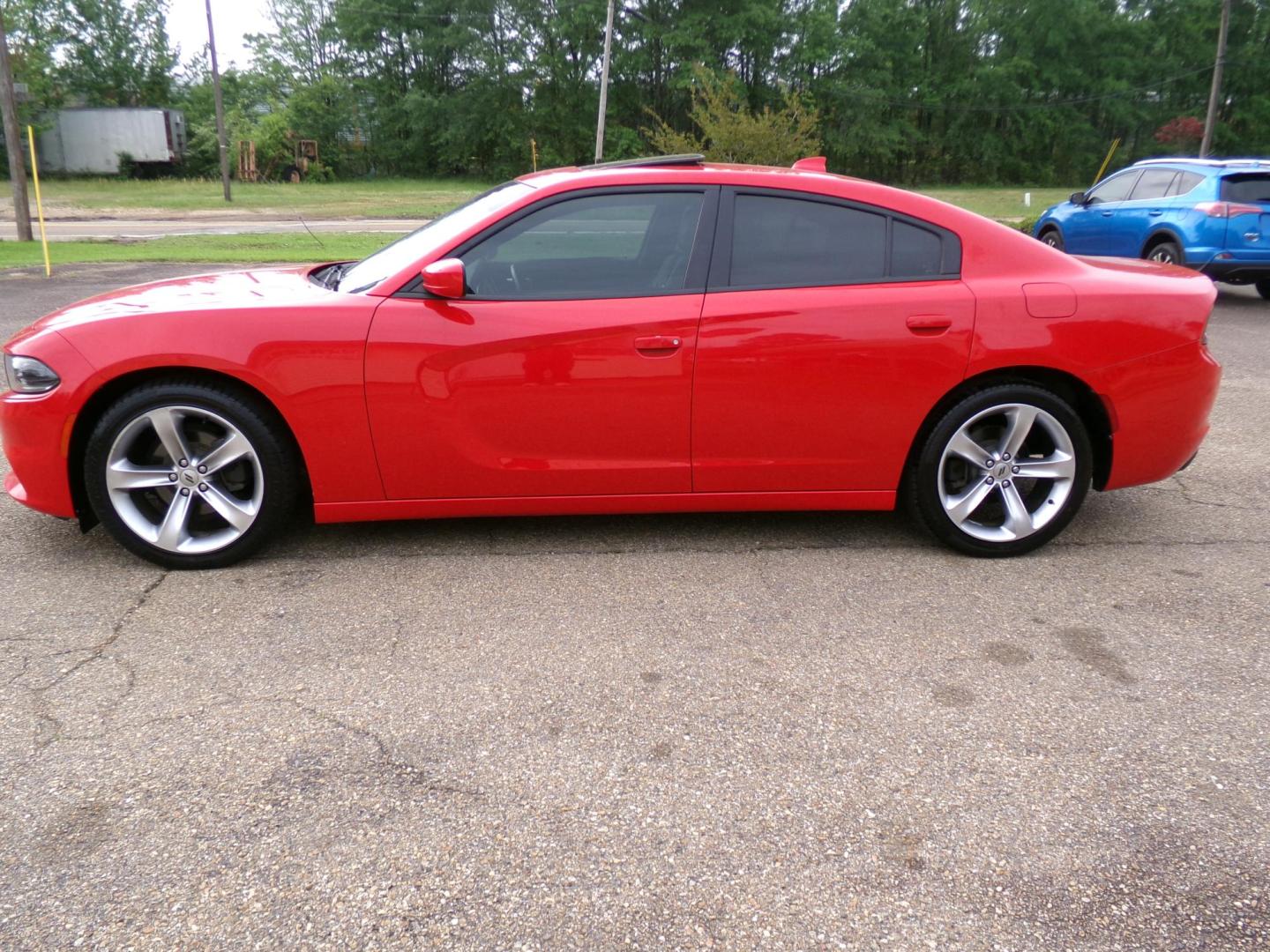 2018 TorRed Clear Coat /Charcoal Dodge Charger SXT (2C3CDXHG6JH) with an 3.6L V6 DOHC 24V engine, 8-speed automatic transmission, located at 401 First NE, Bearden, AR, 71720, (870) 687-3414, 33.726528, -92.611519 - Photo#1