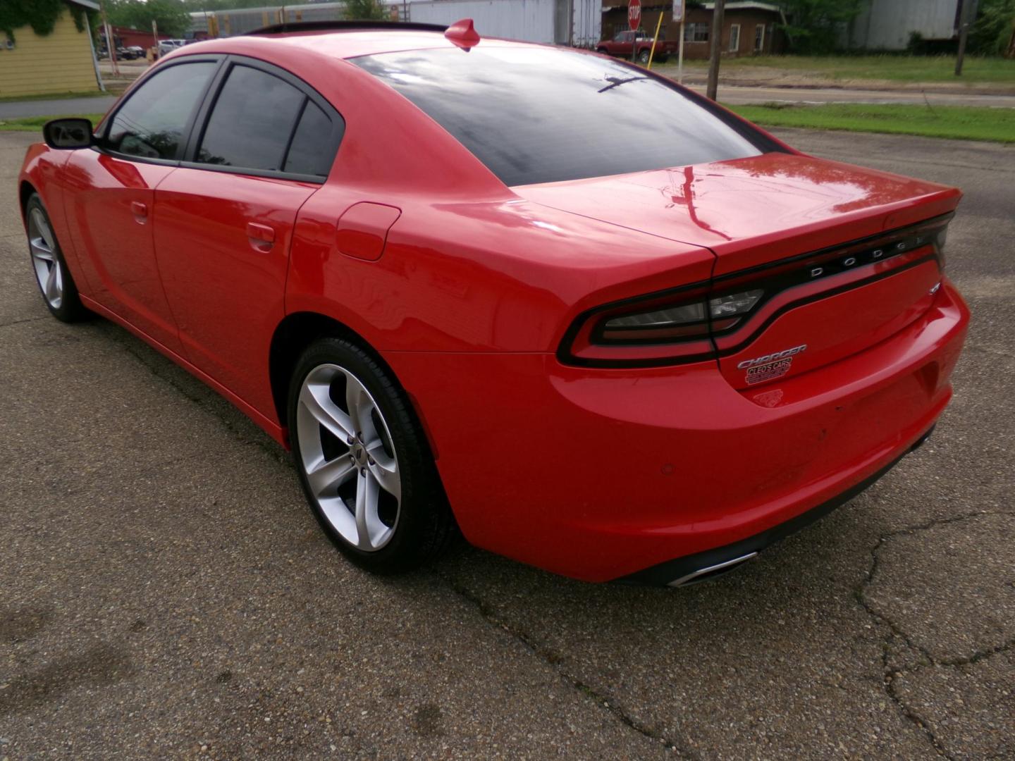 2018 TorRed Clear Coat /Charcoal Dodge Charger SXT (2C3CDXHG6JH) with an 3.6L V6 DOHC 24V engine, 8-speed automatic transmission, located at 401 First NE, Bearden, AR, 71720, (870) 687-3414, 33.726528, -92.611519 - Photo#2