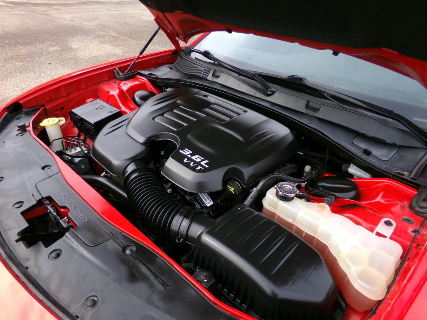 2018 TorRed Clear Coat /Charcoal Dodge Charger SXT (2C3CDXHG6JH) with an 3.6L V6 DOHC 24V engine, 8-speed automatic transmission, located at 401 First NE, Bearden, AR, 71720, (870) 687-3414, 33.726528, -92.611519 - Photo#5