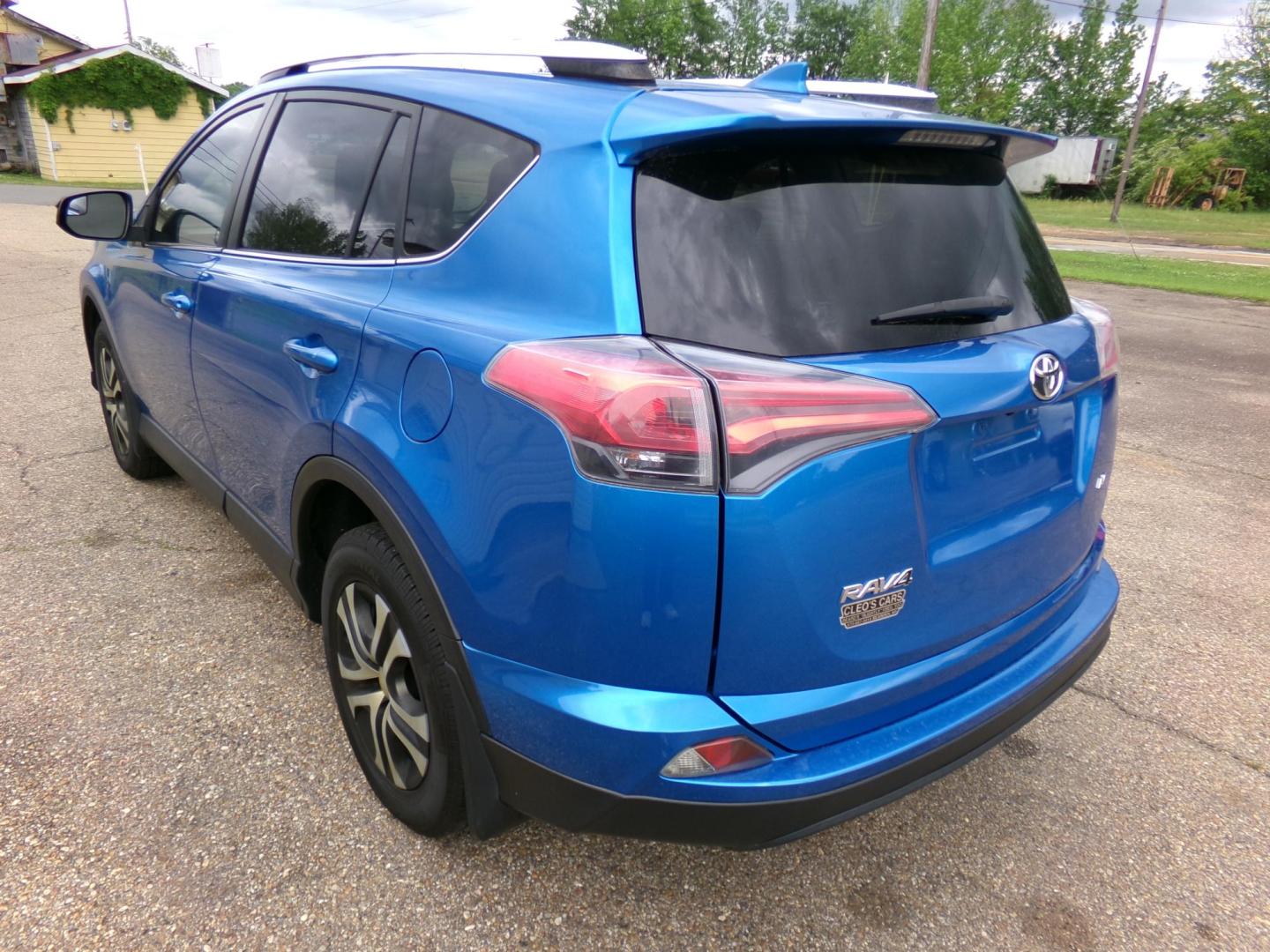 2016 Electric Storm Blue /Charcoal Toyota RAV4 LE FWD (JTMZFREV1GJ) with an 2.5L L4 DOHC 16V engine, 6-speed automatic transmission, located at 401 First NE, Bearden, AR, 71720, (870) 687-3414, 33.726528, -92.611519 - Photo#2