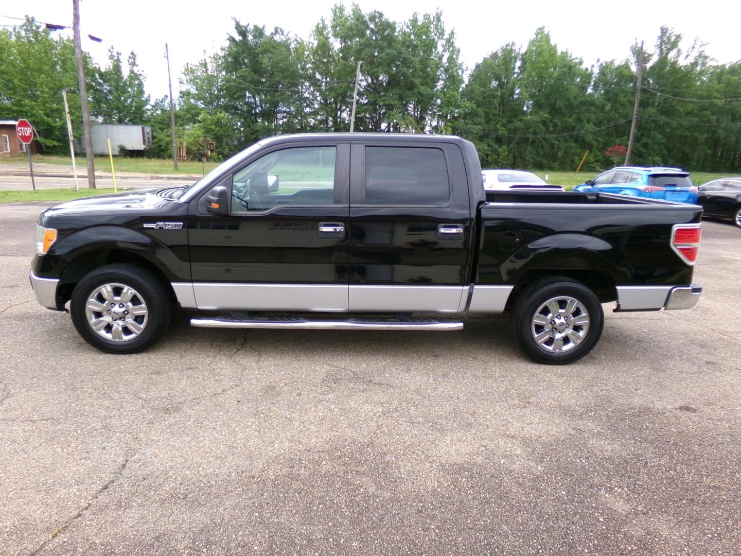 2011 Black /Gray Ford F-150 FX2 SuperCrew 5.5-ft. Bed 2WD (1FTFW1CFXBF) with an 5.0L V8 engine, 4-Speed Automatic transmission, located at 401 First NE, Bearden, AR, 71720, (870) 687-3414, 33.726528, -92.611519 - Photo#1