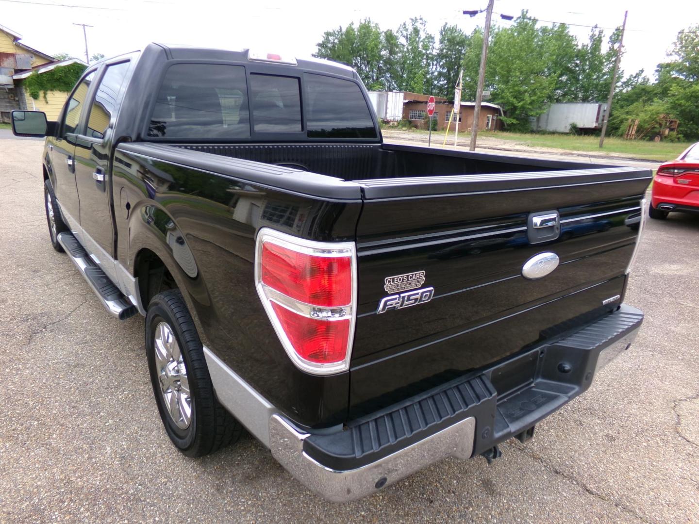 2011 Black /Gray Ford F-150 FX2 SuperCrew 5.5-ft. Bed 2WD (1FTFW1CFXBF) with an 5.0L V8 engine, 4-Speed Automatic transmission, located at 401 First NE, Bearden, AR, 71720, (870) 687-3414, 33.726528, -92.611519 - Photo#2