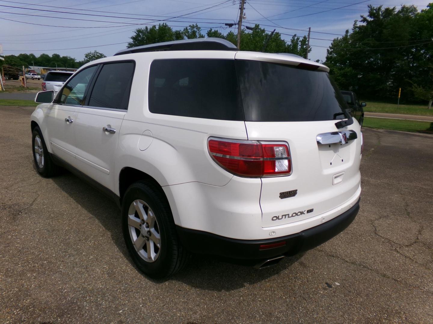 2008 White /Gray Saturn Outlook XR FWD (5GZER23728J) with an 3.6L V6 DOHC 24V engine, 6-Speed Automatic Overdrive transmission, located at 401 First NE, Bearden, AR, 71720, (870) 687-3414, 33.726528, -92.611519 - Photo#2