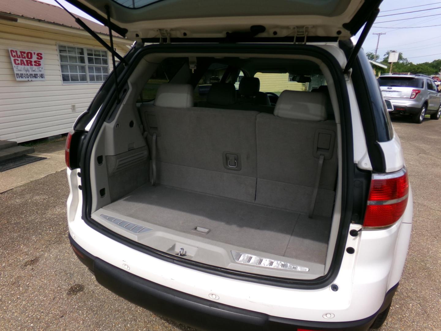 2008 White /Gray Saturn Outlook XR FWD (5GZER23728J) with an 3.6L V6 DOHC 24V engine, 6-Speed Automatic Overdrive transmission, located at 401 First NE, Bearden, AR, 71720, (870) 687-3414, 33.726528, -92.611519 - Photo#3