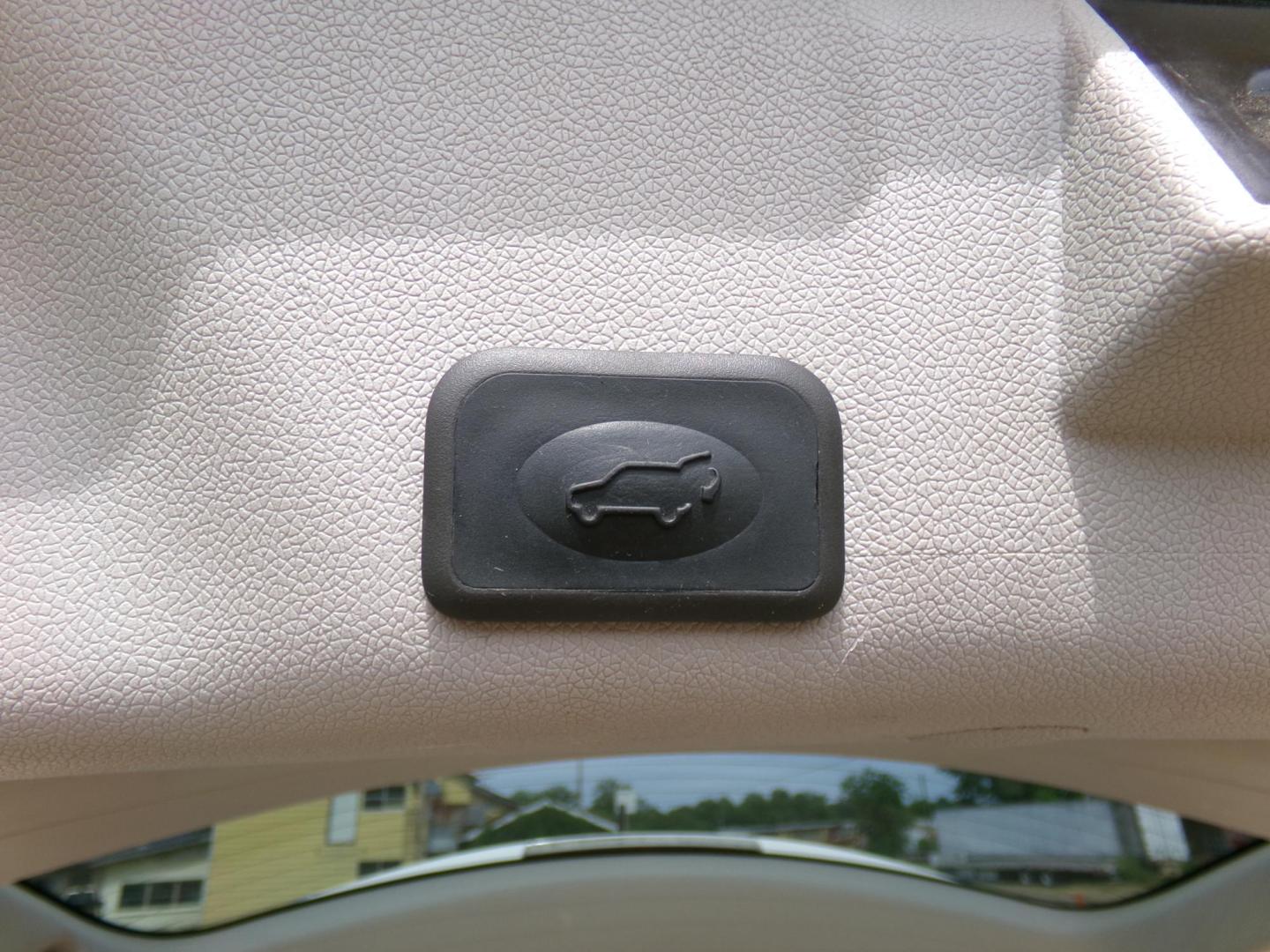 2008 White /Gray Saturn Outlook XR FWD (5GZER23728J) with an 3.6L V6 DOHC 24V engine, 6-Speed Automatic Overdrive transmission, located at 401 First NE, Bearden, AR, 71720, (870) 687-3414, 33.726528, -92.611519 - Photo#4
