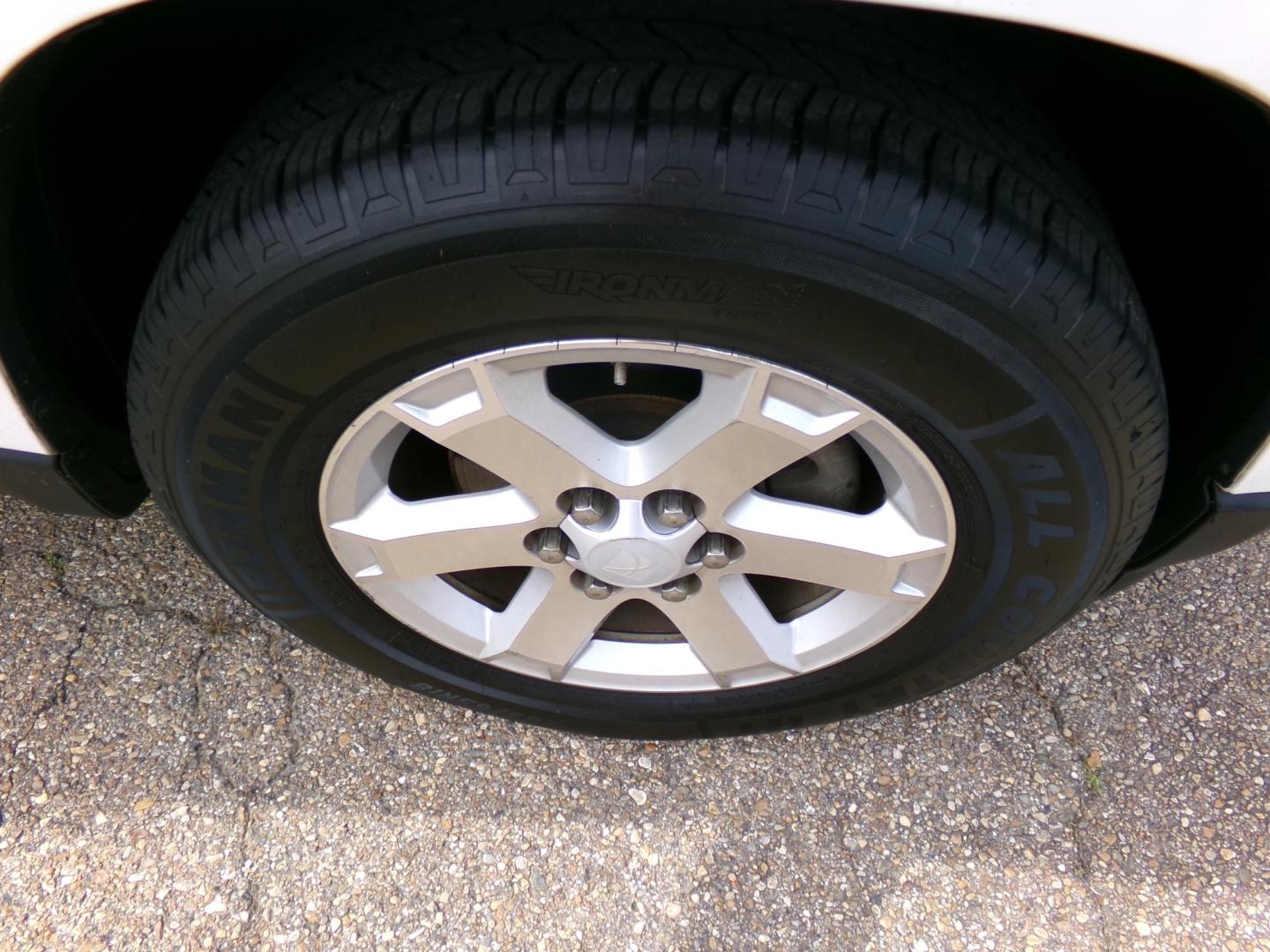 2008 White /Gray Saturn Outlook XR FWD (5GZER23728J) with an 3.6L V6 DOHC 24V engine, 6-Speed Automatic Overdrive transmission, located at 401 First NE, Bearden, AR, 71720, (870) 687-3414, 33.726528, -92.611519 - Photo#5