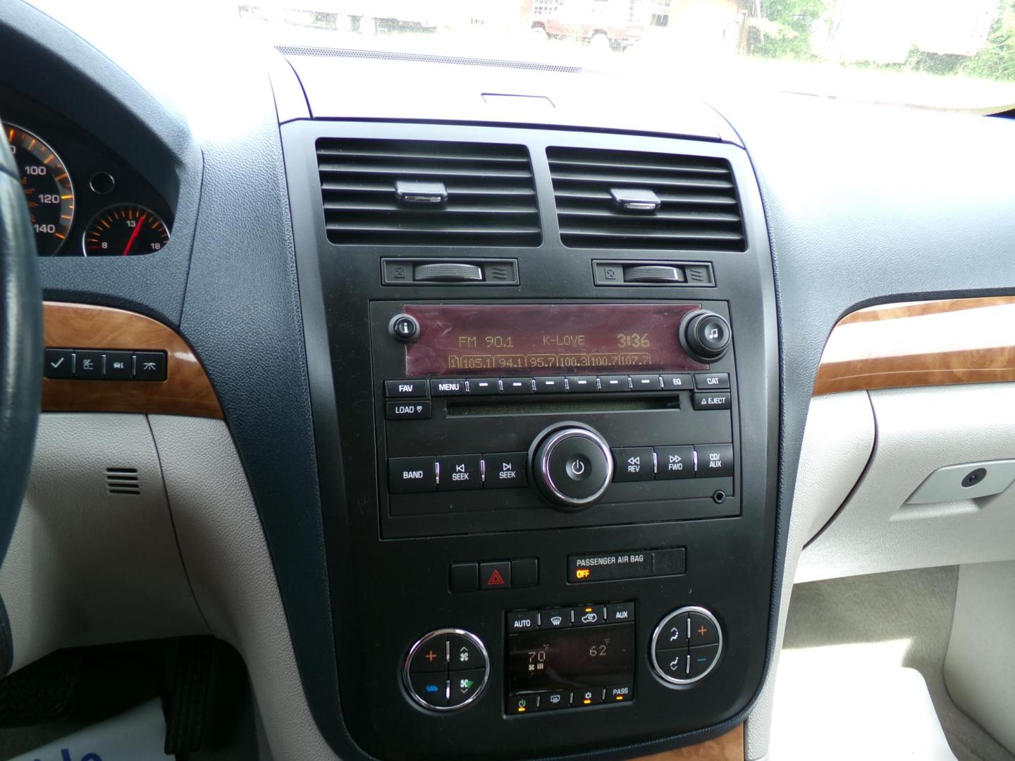 2008 White /Gray Saturn Outlook XR FWD (5GZER23728J) with an 3.6L V6 DOHC 24V engine, 6-Speed Automatic Overdrive transmission, located at 401 First NE, Bearden, AR, 71720, (870) 687-3414, 33.726528, -92.611519 - Photo#10