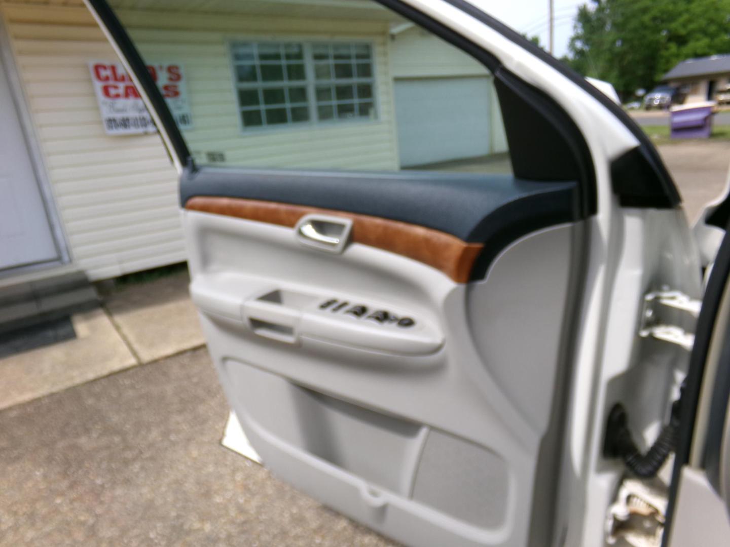 2008 White /Gray Saturn Outlook XR FWD (5GZER23728J) with an 3.6L V6 DOHC 24V engine, 6-Speed Automatic Overdrive transmission, located at 401 First NE, Bearden, AR, 71720, (870) 687-3414, 33.726528, -92.611519 - Photo#7