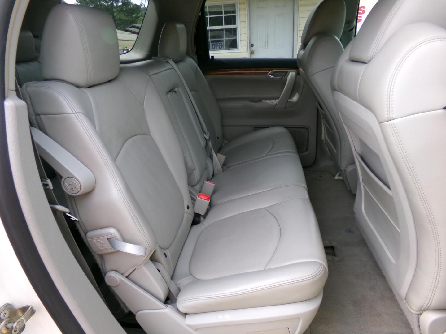 2008 White /Gray Saturn Outlook XR FWD (5GZER23728J) with an 3.6L V6 DOHC 24V engine, 6-Speed Automatic Overdrive transmission, located at 401 First NE, Bearden, AR, 71720, (870) 687-3414, 33.726528, -92.611519 - Photo#15