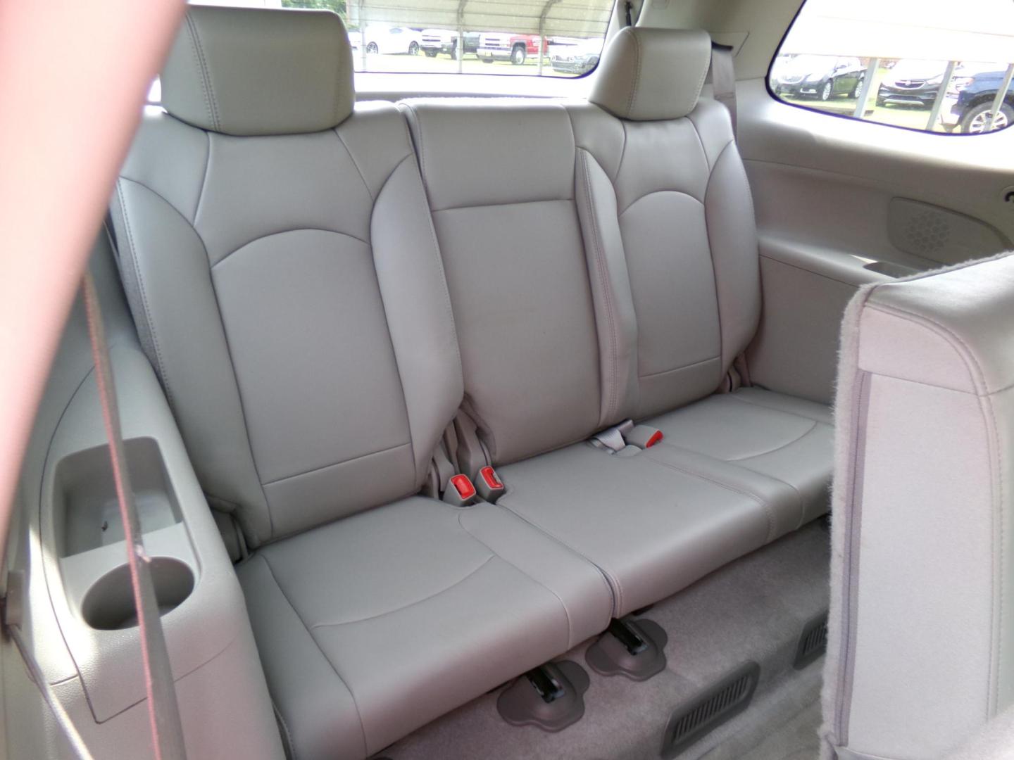 2008 White /Gray Saturn Outlook XR FWD (5GZER23728J) with an 3.6L V6 DOHC 24V engine, 6-Speed Automatic Overdrive transmission, located at 401 First NE, Bearden, AR, 71720, (870) 687-3414, 33.726528, -92.611519 - Photo#16