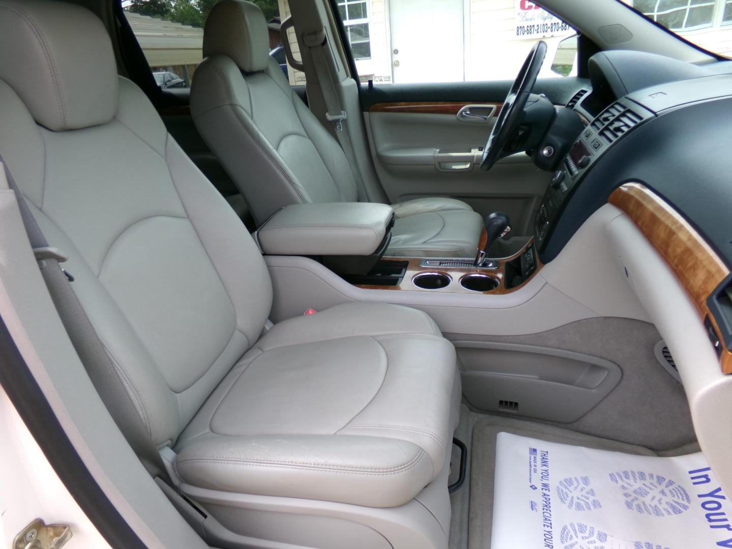2008 White /Gray Saturn Outlook XR FWD (5GZER23728J) with an 3.6L V6 DOHC 24V engine, 6-Speed Automatic Overdrive transmission, located at 401 First NE, Bearden, AR, 71720, (870) 687-3414, 33.726528, -92.611519 - Photo#17