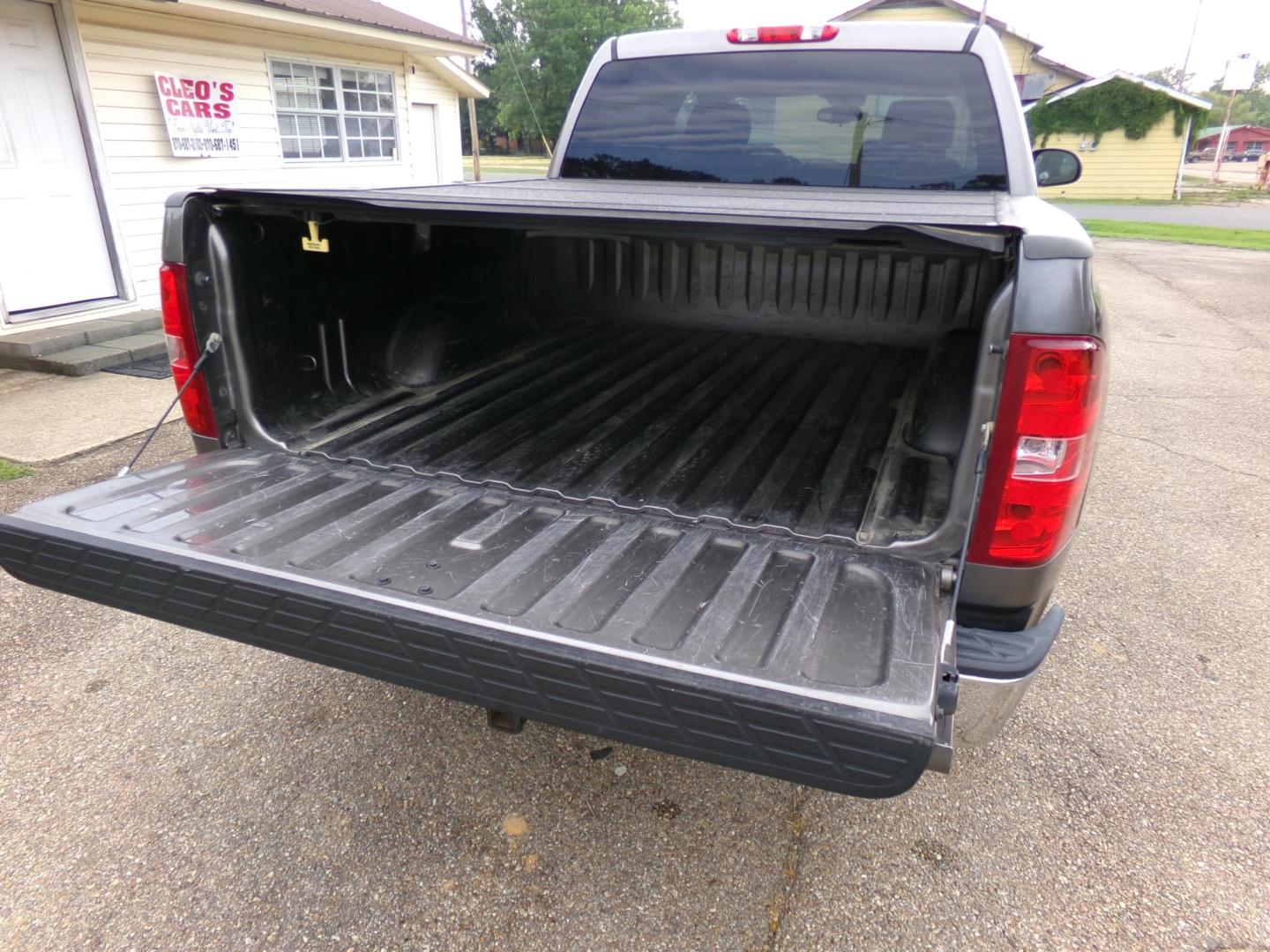 2013 Magna Steel Metallic /Gray Chevrolet Silverado 1500 LS Crew Cab Short Box 2WD (3GCPCREA9DG) with an 4.8L V8 OHV 16V engine, 6-Speed Automatic transmission, located at 401 First NE, Bearden, AR, 71720, (870) 687-3414, 33.726528, -92.611519 - Photo#4