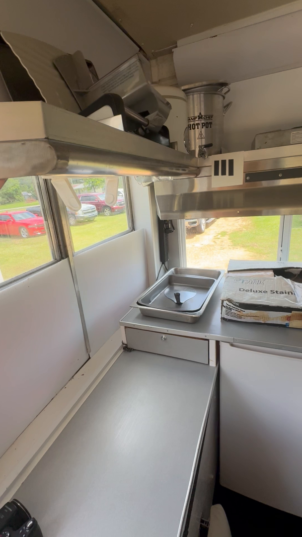 2018 White /Gray Ford F-350 SD Crew Cab 4WD (1FDWE3F63JD) with an 6.2L V8 OHV 16V engine, 6A transmission, located at 400 First NW, Bearden, AR, 71720, (870) 687-3414, 0.000000, 0.000000- Photo#10