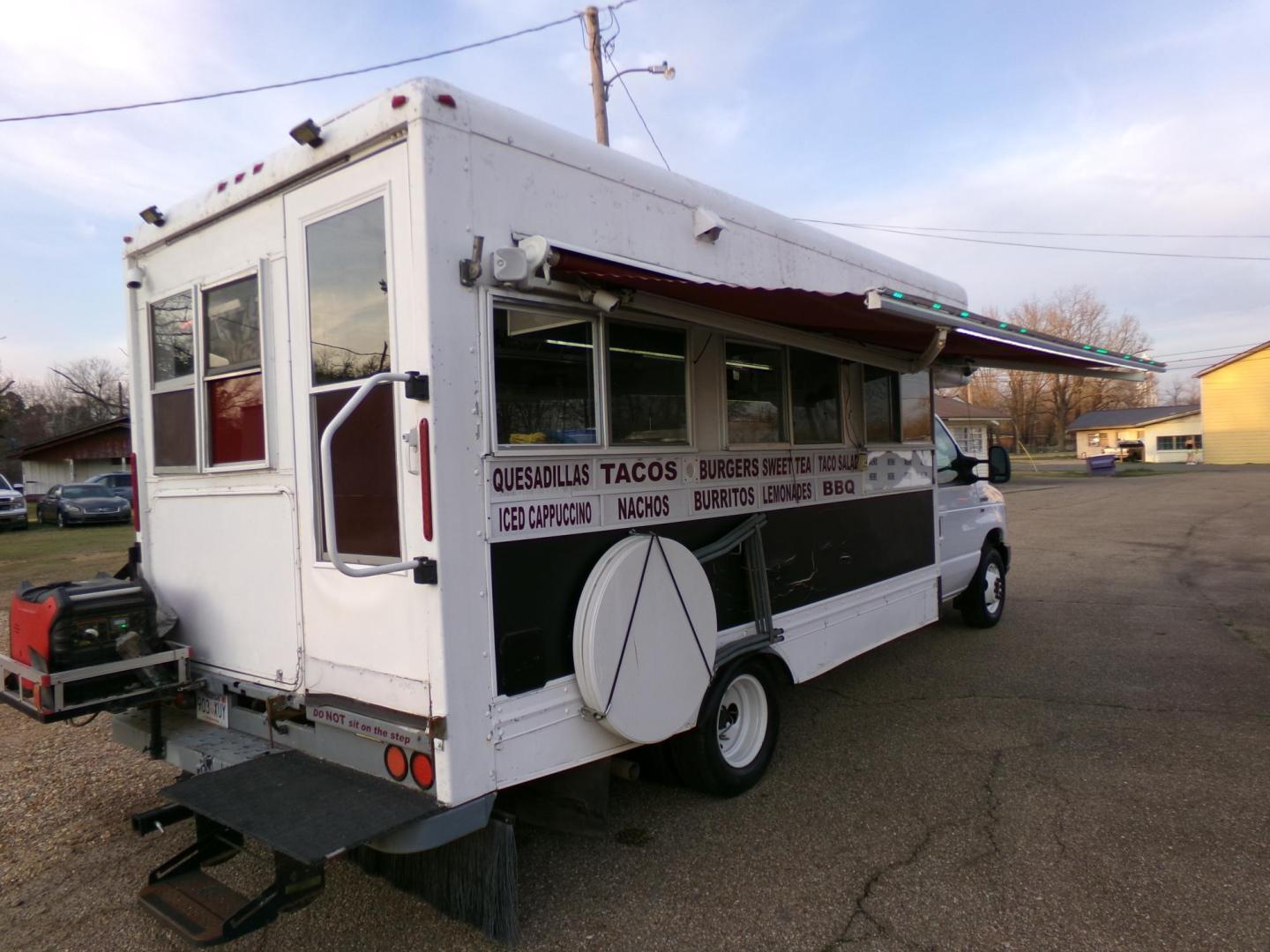 2018 White /Gray Ford F-350 SD Crew Cab 4WD (1FDWE3F63JD) with an 6.2L V8 OHV 16V engine, 6A transmission, located at 400 First NW, Bearden, AR, 71720, (870) 687-3414, 0.000000, 0.000000 - Fully-equipped, ready-to-go 2018 Ford F-350 food truck! - Photo#31
