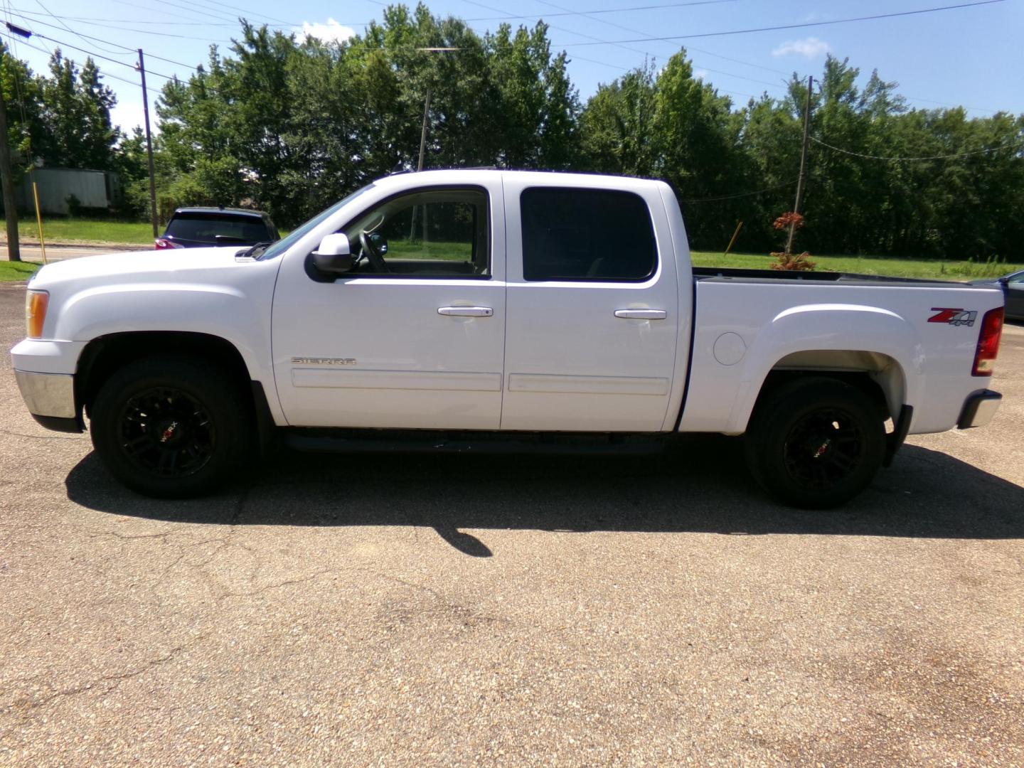 2011 White /Gray GMC Sierra 1500 SLT Crew Cab 4WD (3GTP2WE38BG) with an 5.3L V8 OHV 16V FFV engine, 4-Speed Automatic transmission, located at 401 First NE, Bearden, AR, 71720, (870) 687-3414, 33.726528, -92.611519 - Photo#1