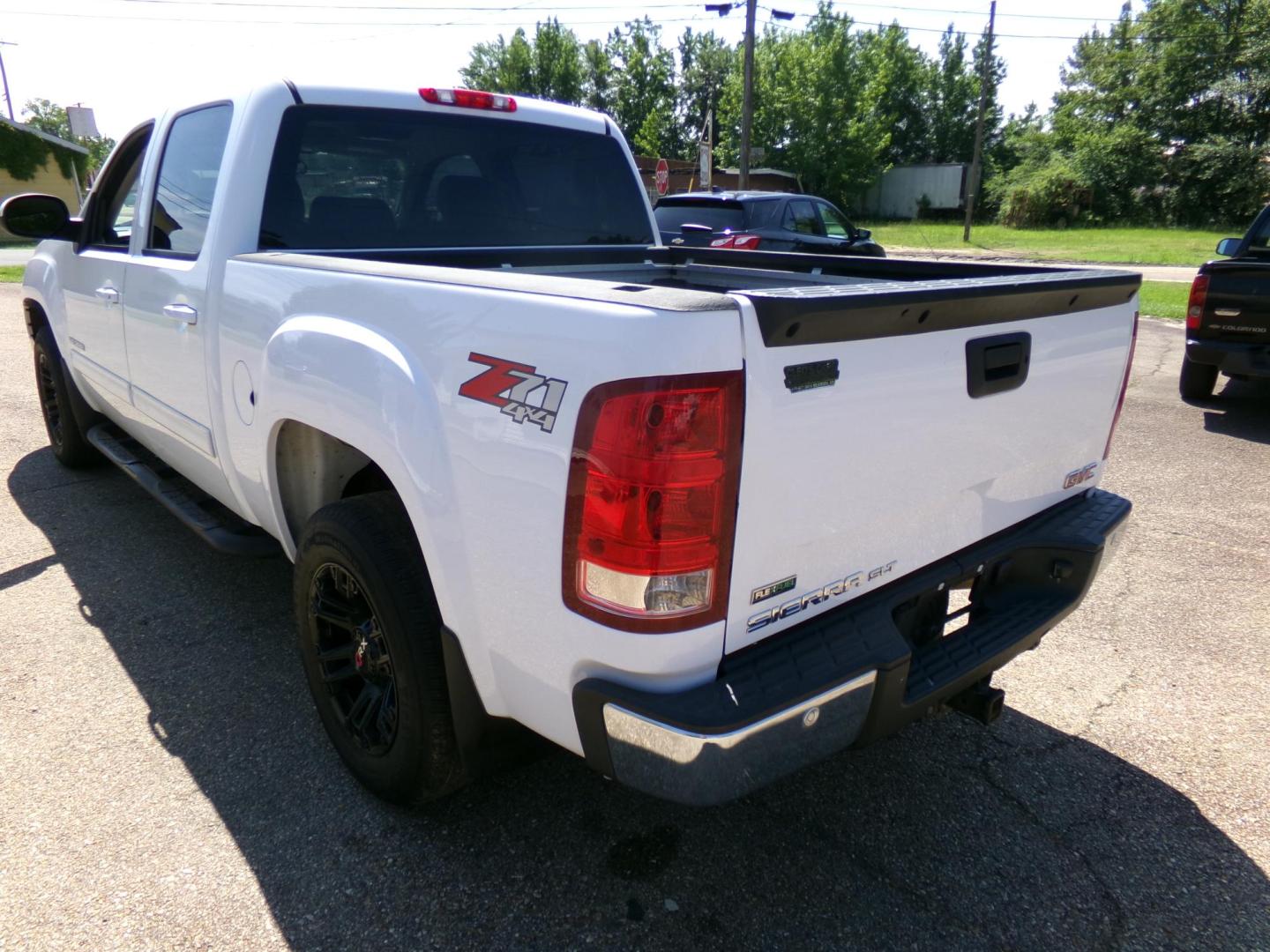 2011 White /Gray GMC Sierra 1500 SLT Crew Cab 4WD (3GTP2WE38BG) with an 5.3L V8 OHV 16V FFV engine, 4-Speed Automatic transmission, located at 401 First NE, Bearden, AR, 71720, (870) 687-3414, 33.726528, -92.611519 - Photo#2