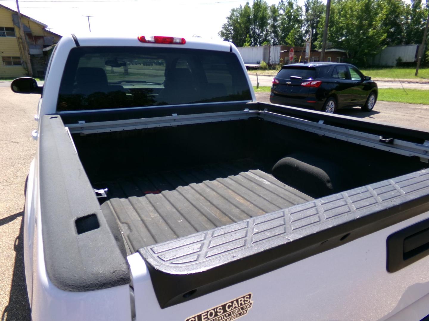 2011 White /Gray GMC Sierra 1500 SLT Crew Cab 4WD (3GTP2WE38BG) with an 5.3L V8 OHV 16V FFV engine, 4-Speed Automatic transmission, located at 401 First NE, Bearden, AR, 71720, (870) 687-3414, 33.726528, -92.611519 - Photo#3