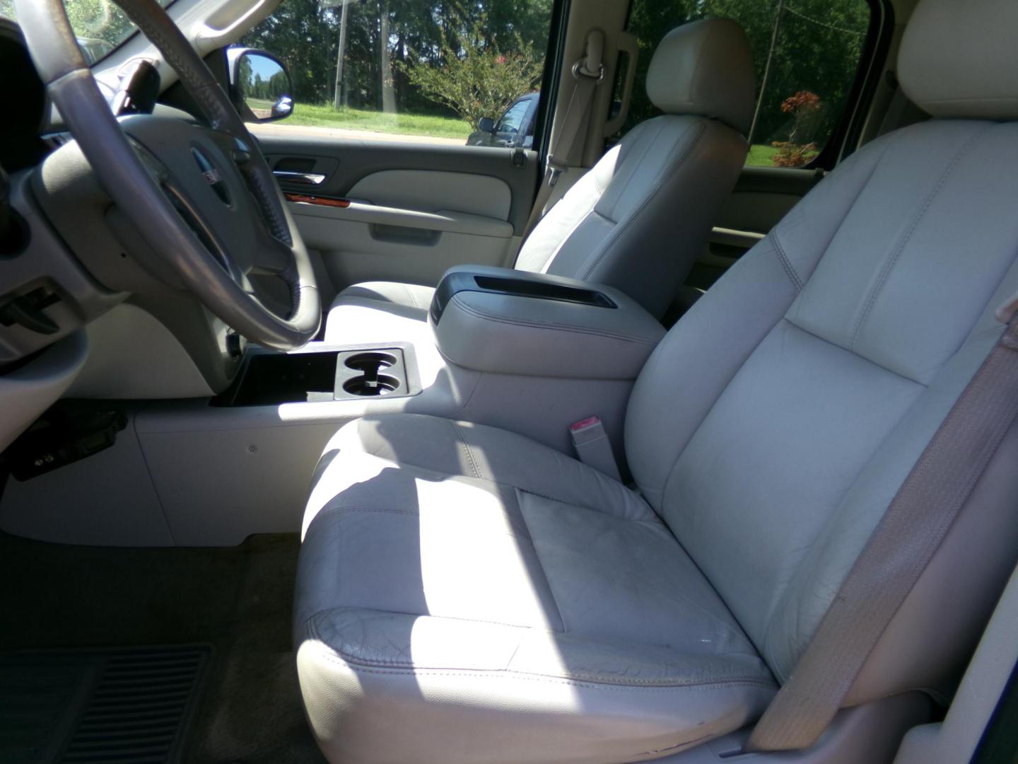 2011 White /Gray GMC Sierra 1500 SLT Crew Cab 4WD (3GTP2WE38BG) with an 5.3L V8 OHV 16V FFV engine, 4-Speed Automatic transmission, located at 401 First NE, Bearden, AR, 71720, (870) 687-3414, 33.726528, -92.611519 - Photo#8