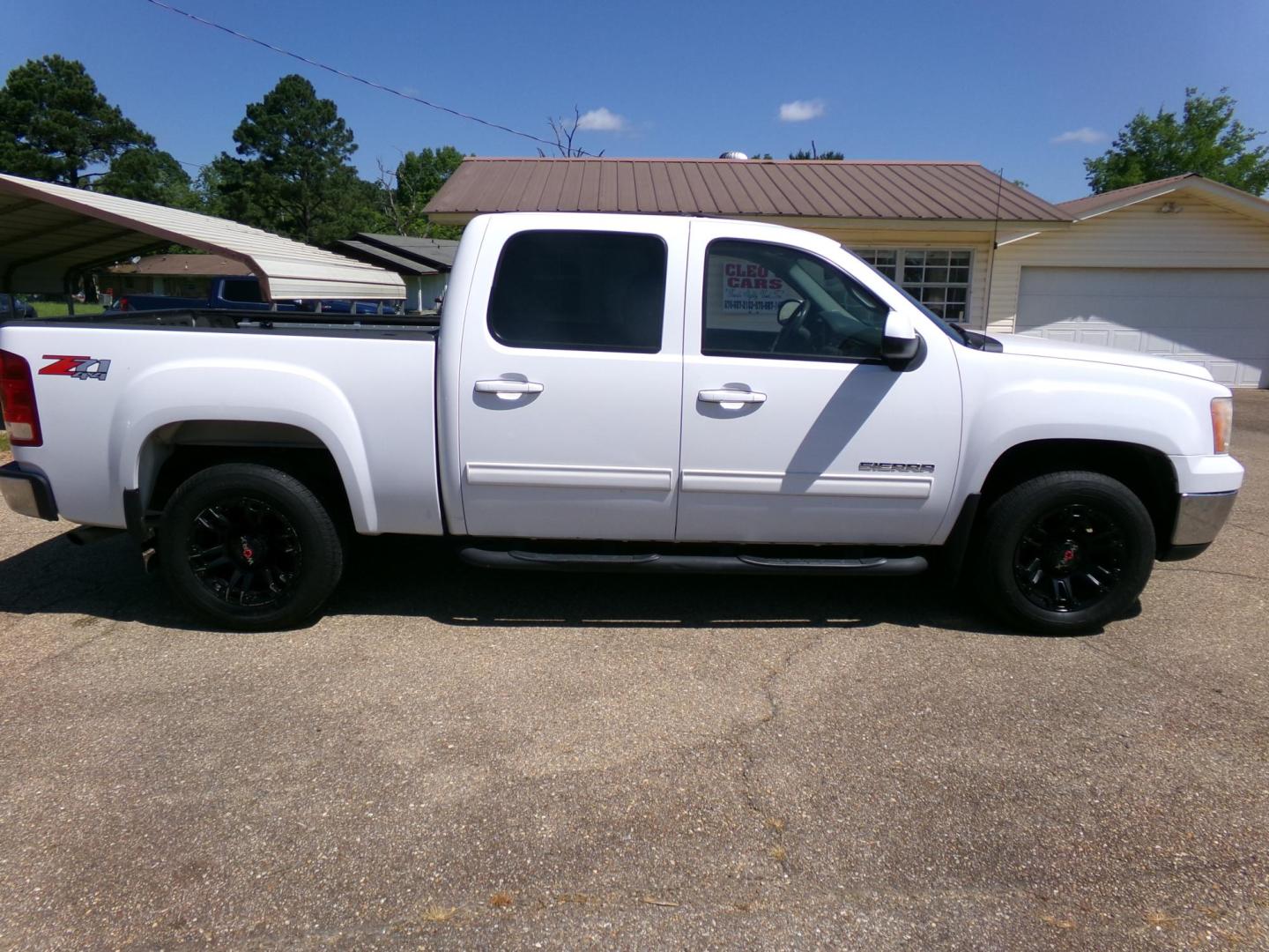 2011 White /Gray GMC Sierra 1500 SLT Crew Cab 4WD (3GTP2WE38BG) with an 5.3L V8 OHV 16V FFV engine, 4-Speed Automatic transmission, located at 401 First NE, Bearden, AR, 71720, (870) 687-3414, 33.726528, -92.611519 - Photo#21