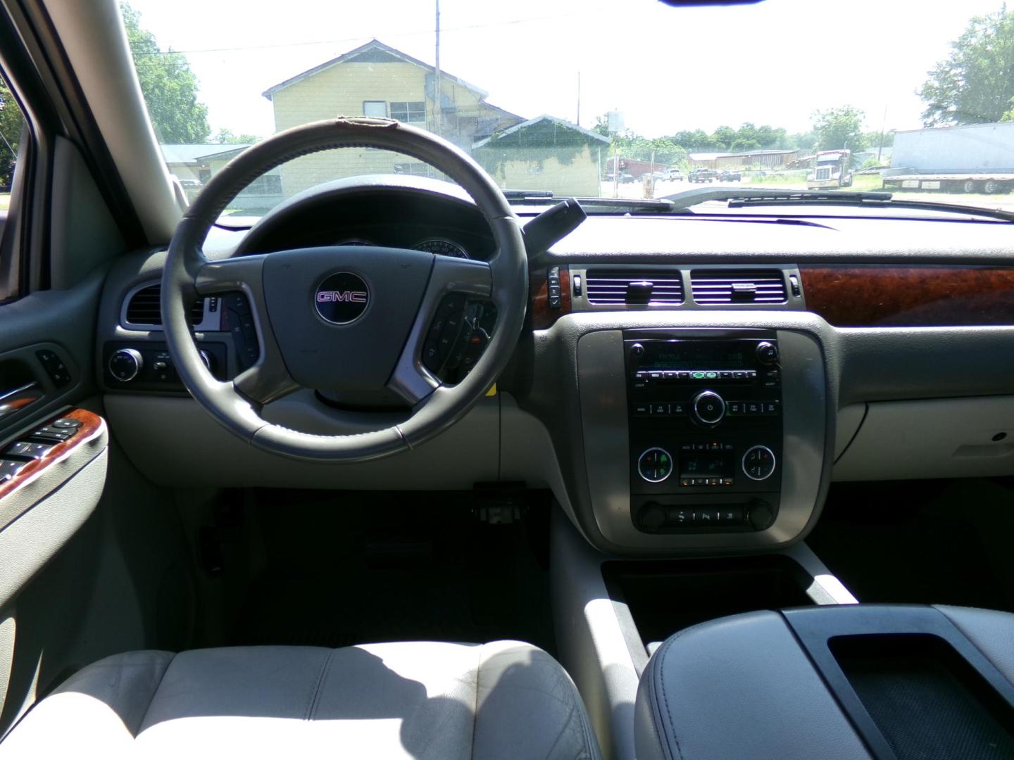 2011 White /Gray GMC Sierra 1500 SLT Crew Cab 4WD (3GTP2WE38BG) with an 5.3L V8 OHV 16V FFV engine, 4-Speed Automatic transmission, located at 401 First NE, Bearden, AR, 71720, (870) 687-3414, 33.726528, -92.611519 - Photo#18