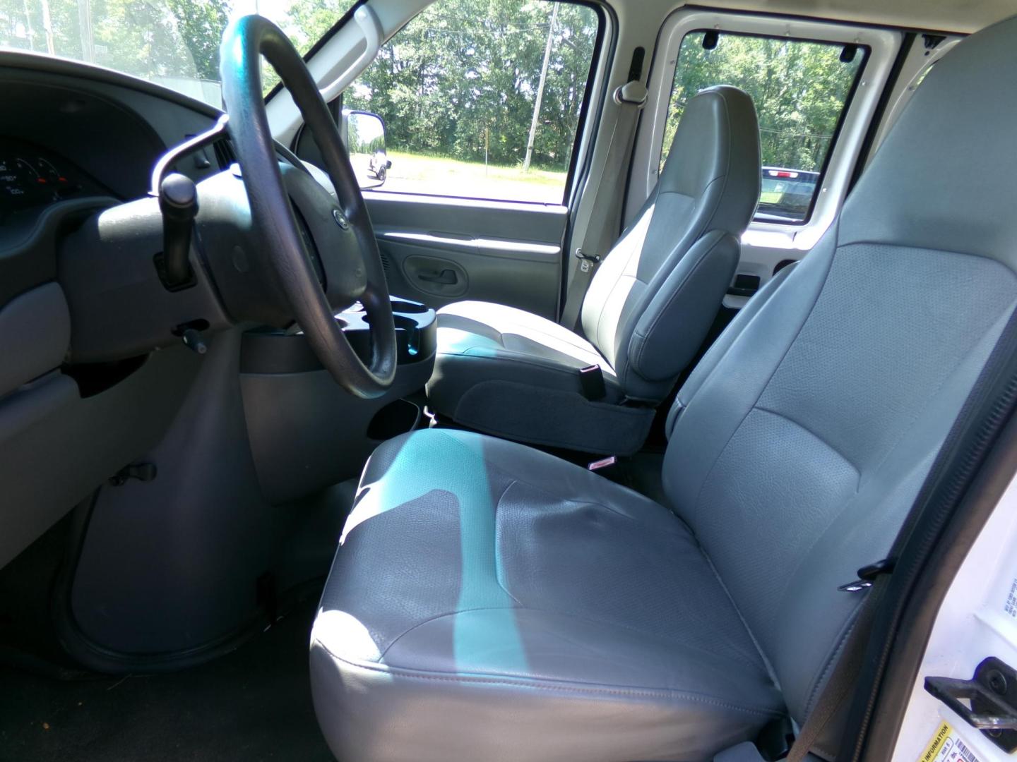 2008 White /Gray Ford E-Series Wagon E-150 XL (1FMNE11W68D) with an 4.6L V8 SOHC 16V engine, 4-Speed Automatic transmission, located at 401 First NE, Bearden, AR, 71720, (870) 687-3414, 33.726528, -92.611519 - Photo#6