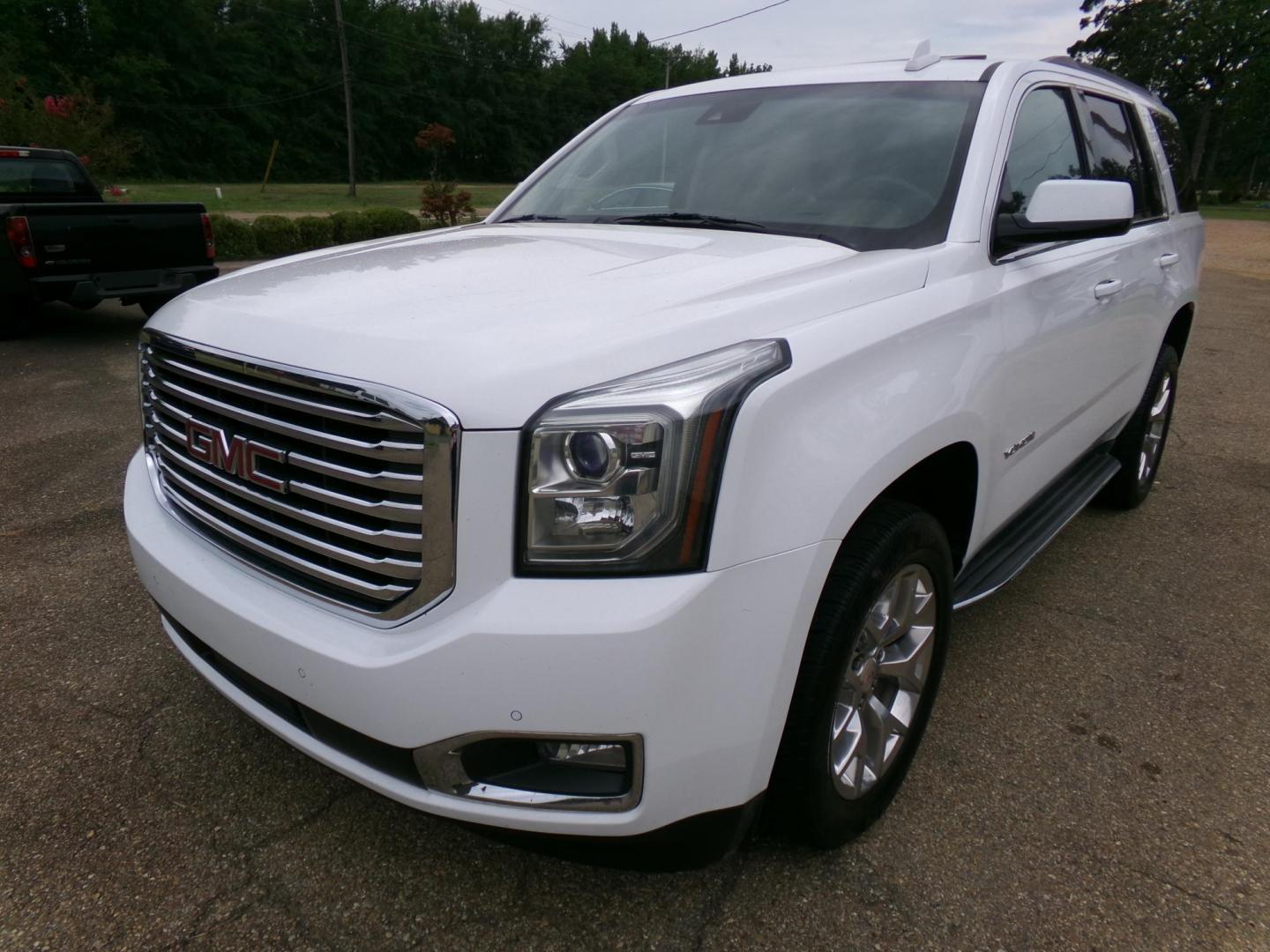 2016 White /Tan GMC Yukon SLT 4WD (1GKS2BKC2GR) with an 5.3L V8 OHV 16V FFV engine, 6A transmission, located at 401 First NE, Bearden, AR, 71720, (870) 687-3414, 33.726528, -92.611519 - Photo#0